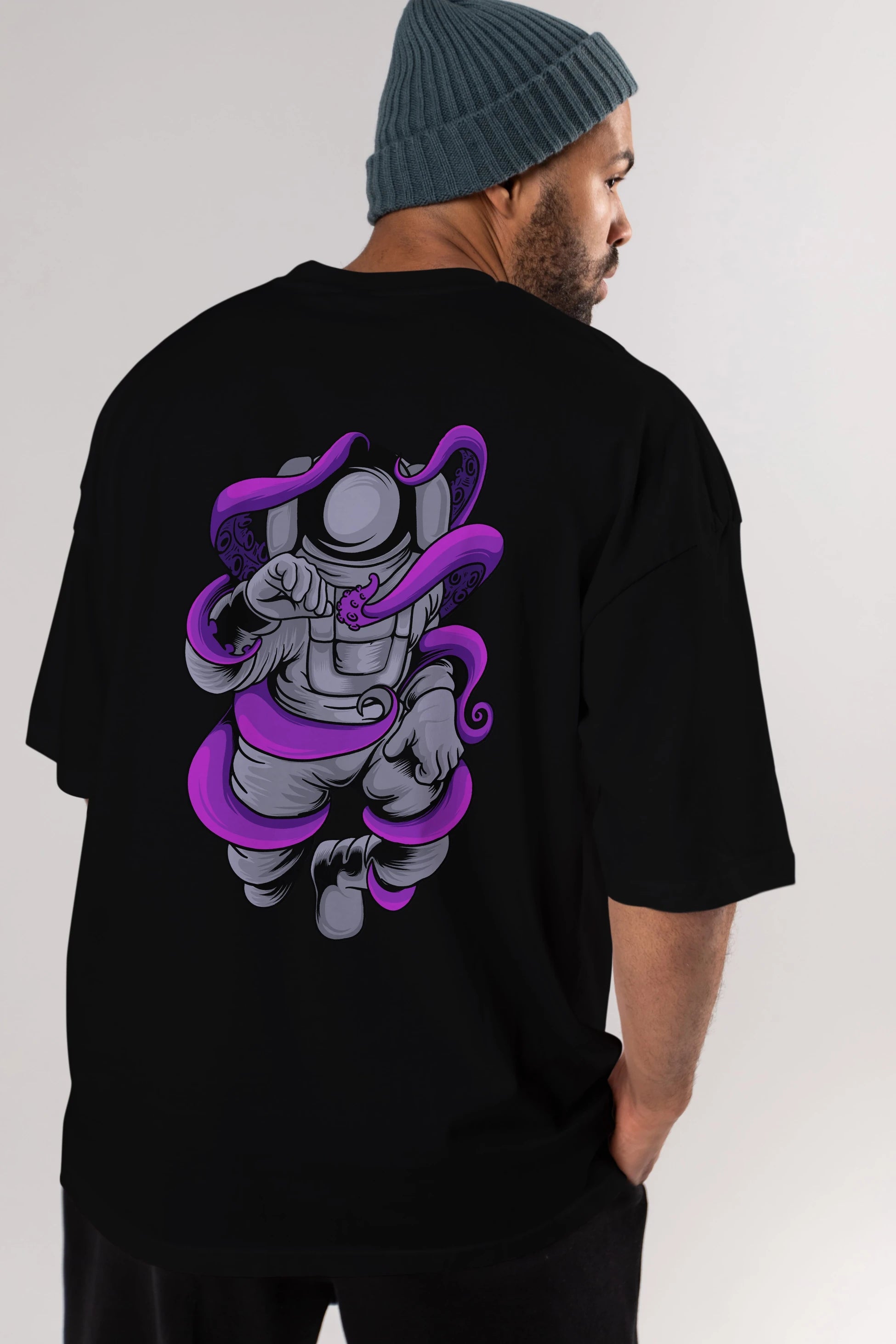 Astronaut fighting octopus Arka Baskılı Oversize t-shirt Erkek Kadın Unisex