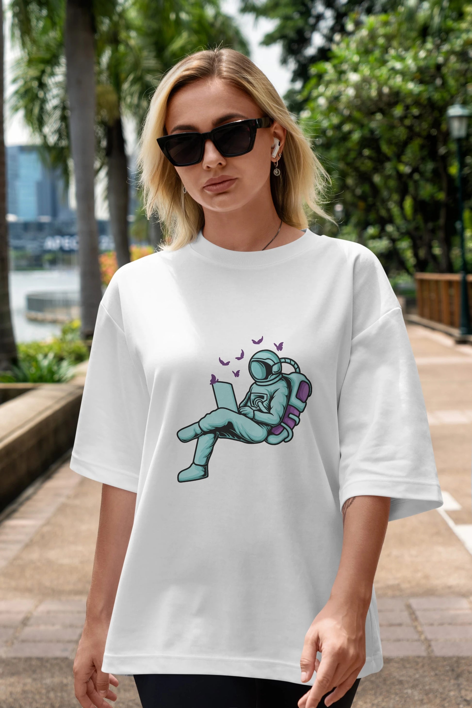 Work with Butterflies in Space Sticker Ön Baskılı Oversize t-shirt Erkek Kadın Unisex