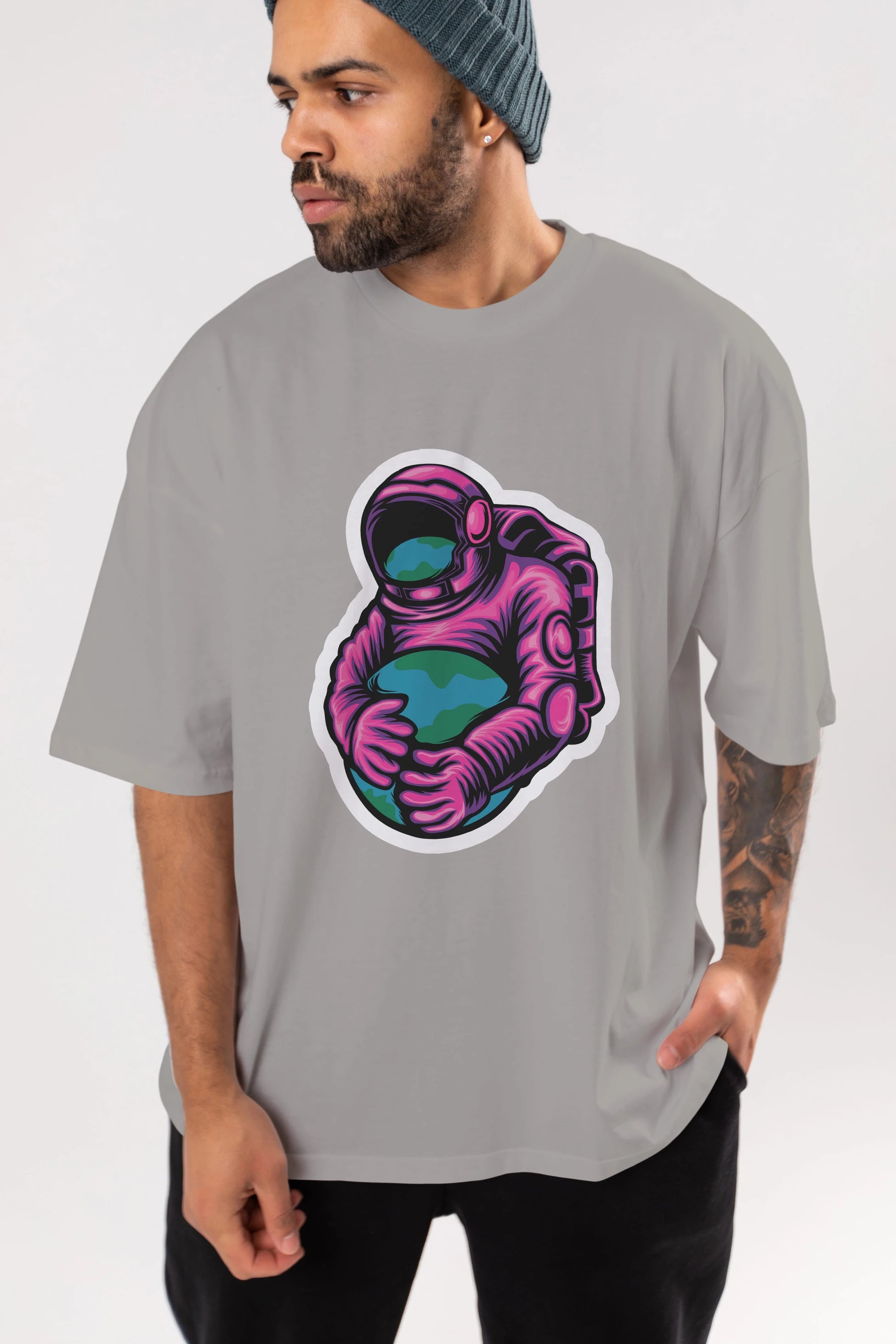 Astronaut Holding Up The Earth Sticker Ön Baskılı Oversize t-shirt Erkek Kadın Unisex