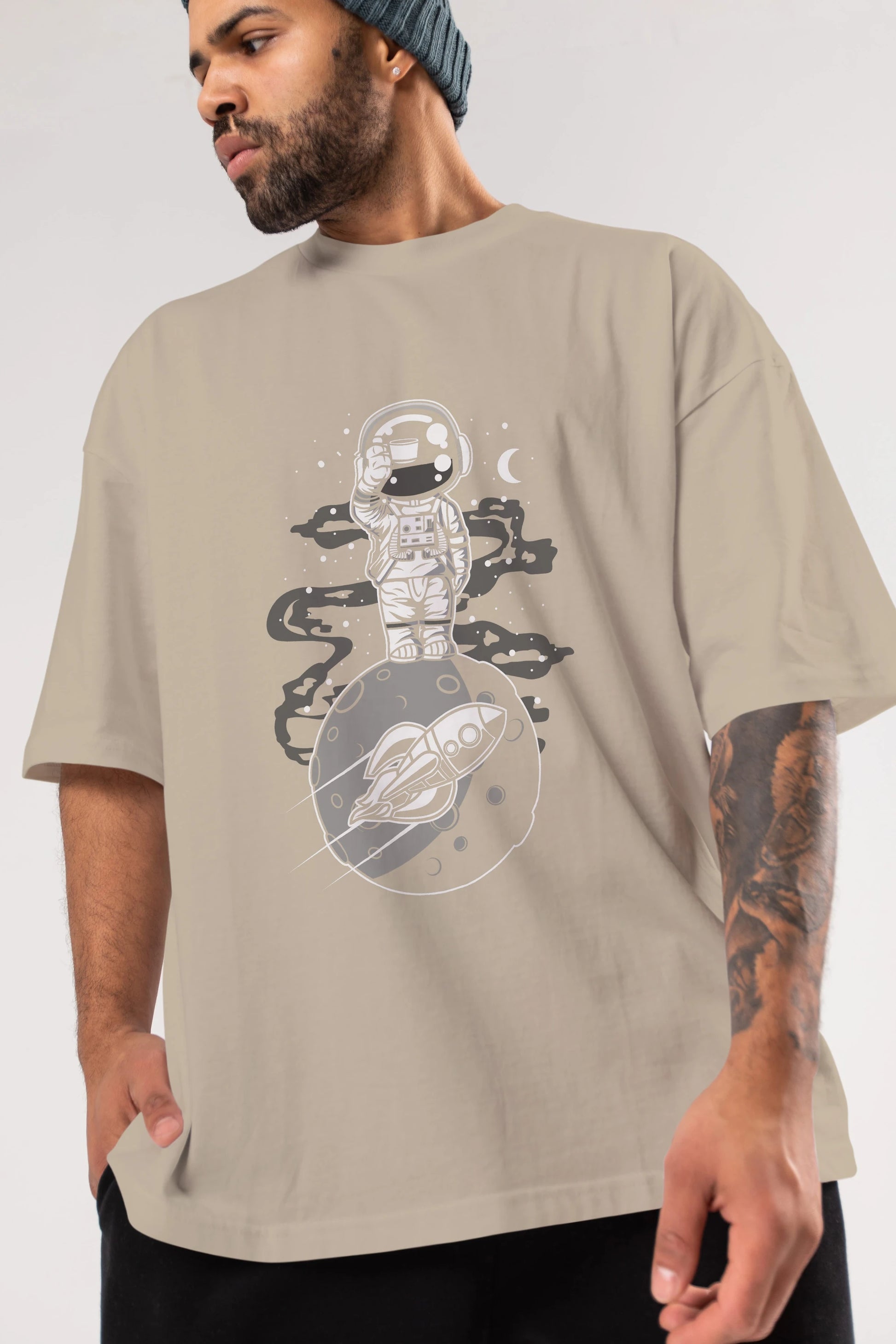 Astronaut Standing On The Moon Ön Baskılı Oversize t-shirt Erkek Kadın Unisex