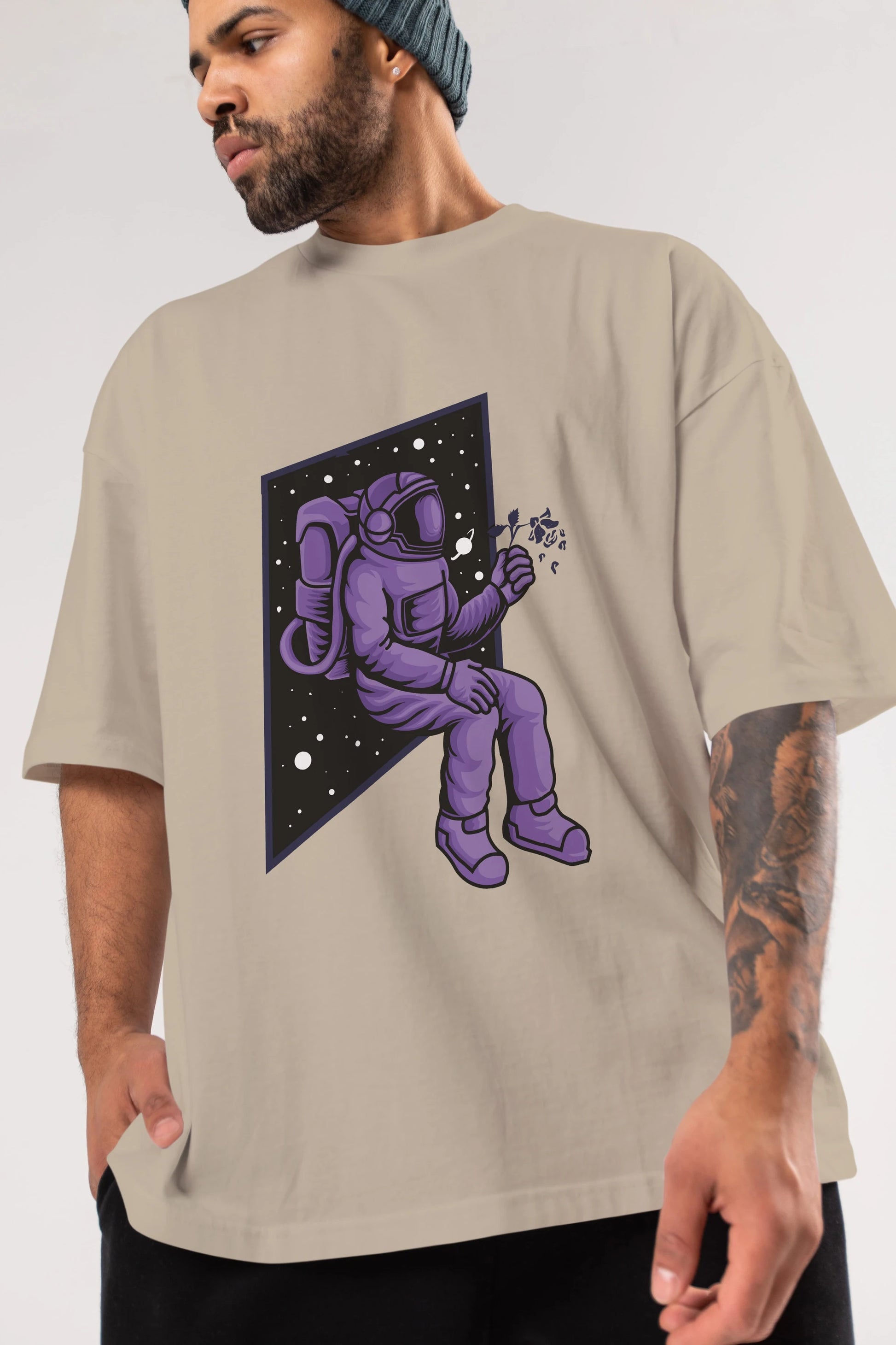 Astronaut holding black rose Ön Baskılı Oversize t-shirt Erkek Kadın Unisex