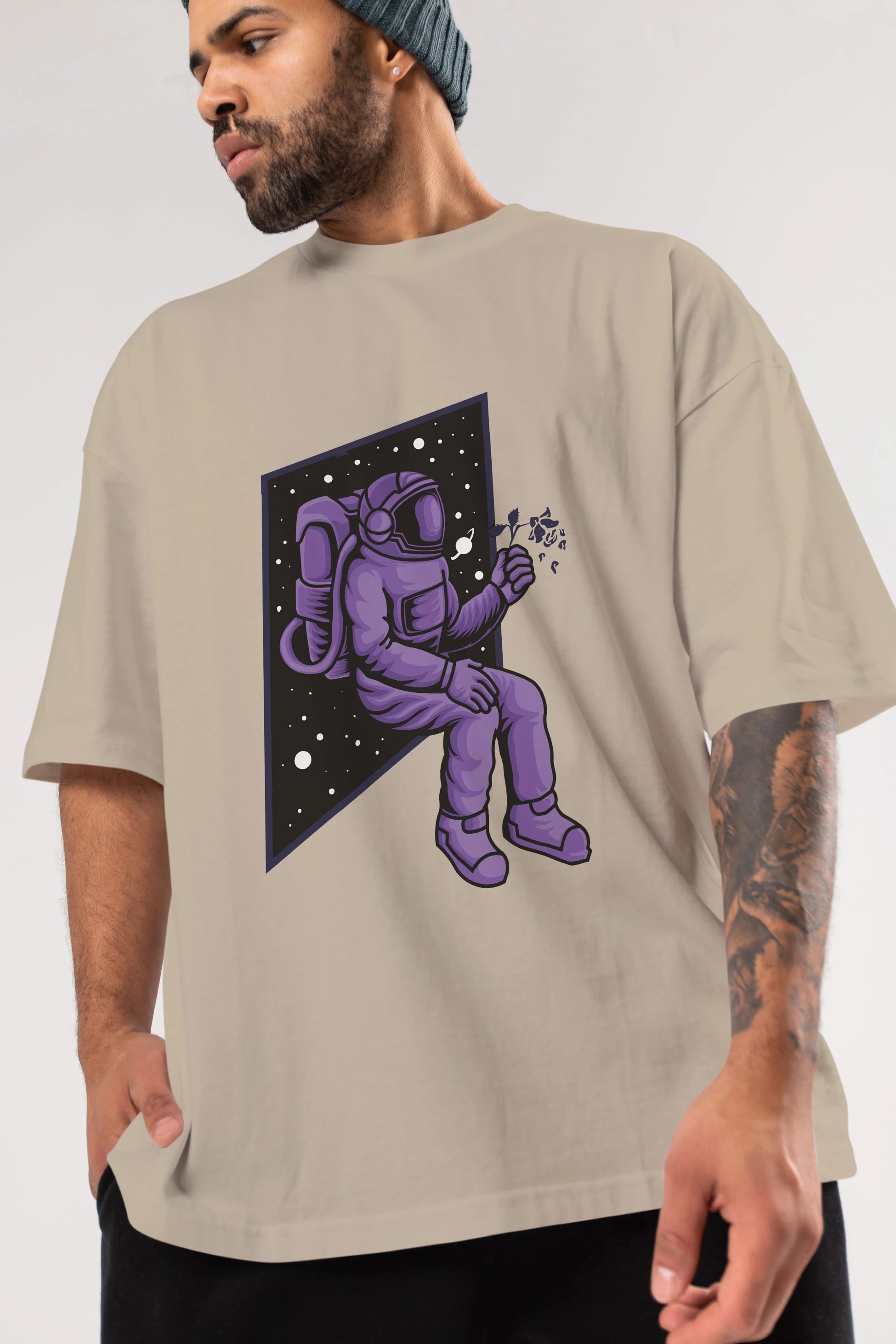 Astronaut holding black rose Ön Baskılı Oversize t-shirt Erkek Kadın Unisex