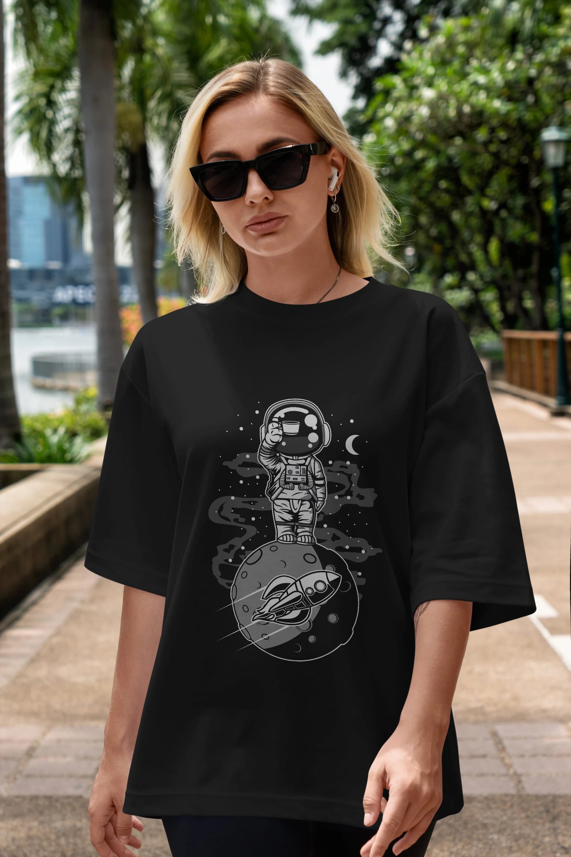 Astronaut Standing On The Moon Ön Baskılı Oversize t-shirt Erkek Kadın Unisex