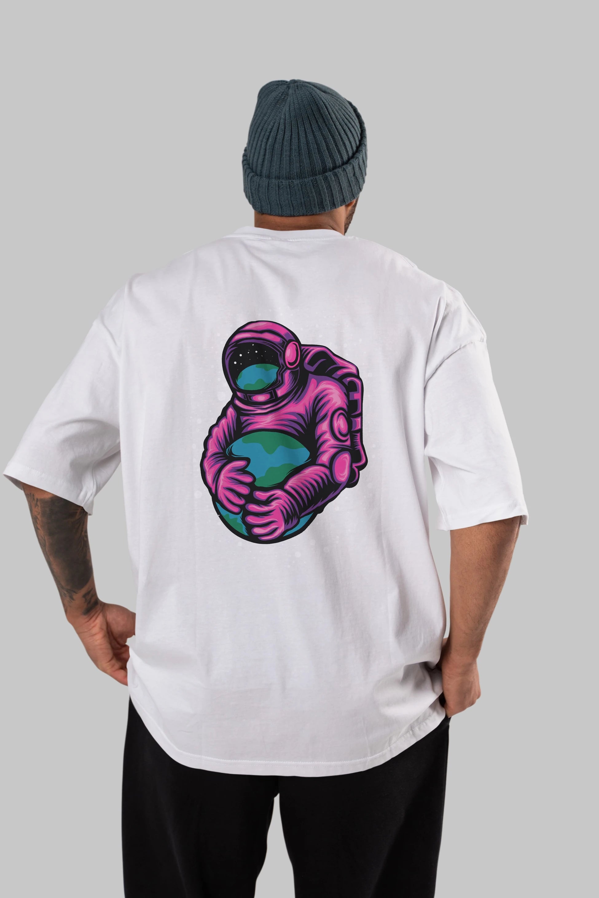Astronaut Holding Up The Earth Arka Baskılı Oversize t-shirt Erkek Kadın Unisex