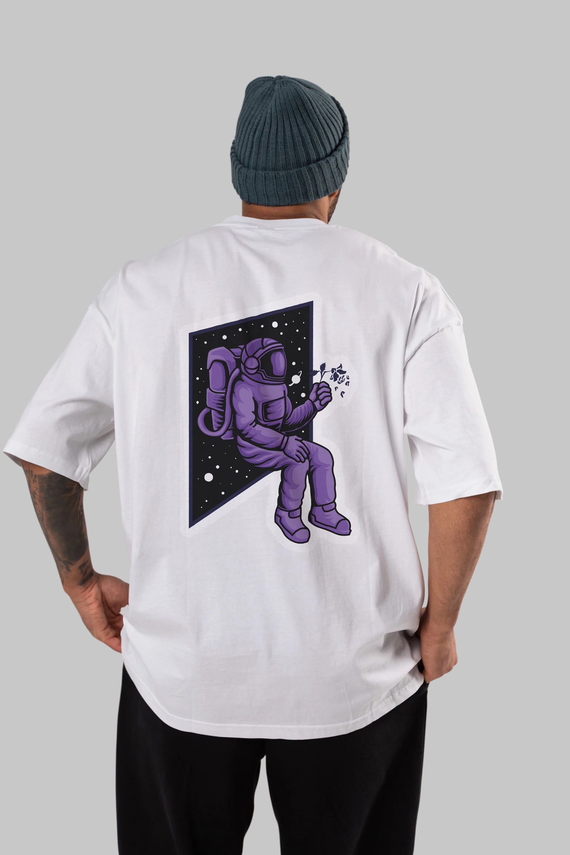 Astronaut holding black rose sticker Arka Baskılı Oversize t-shirt Erkek Kadın Unisex