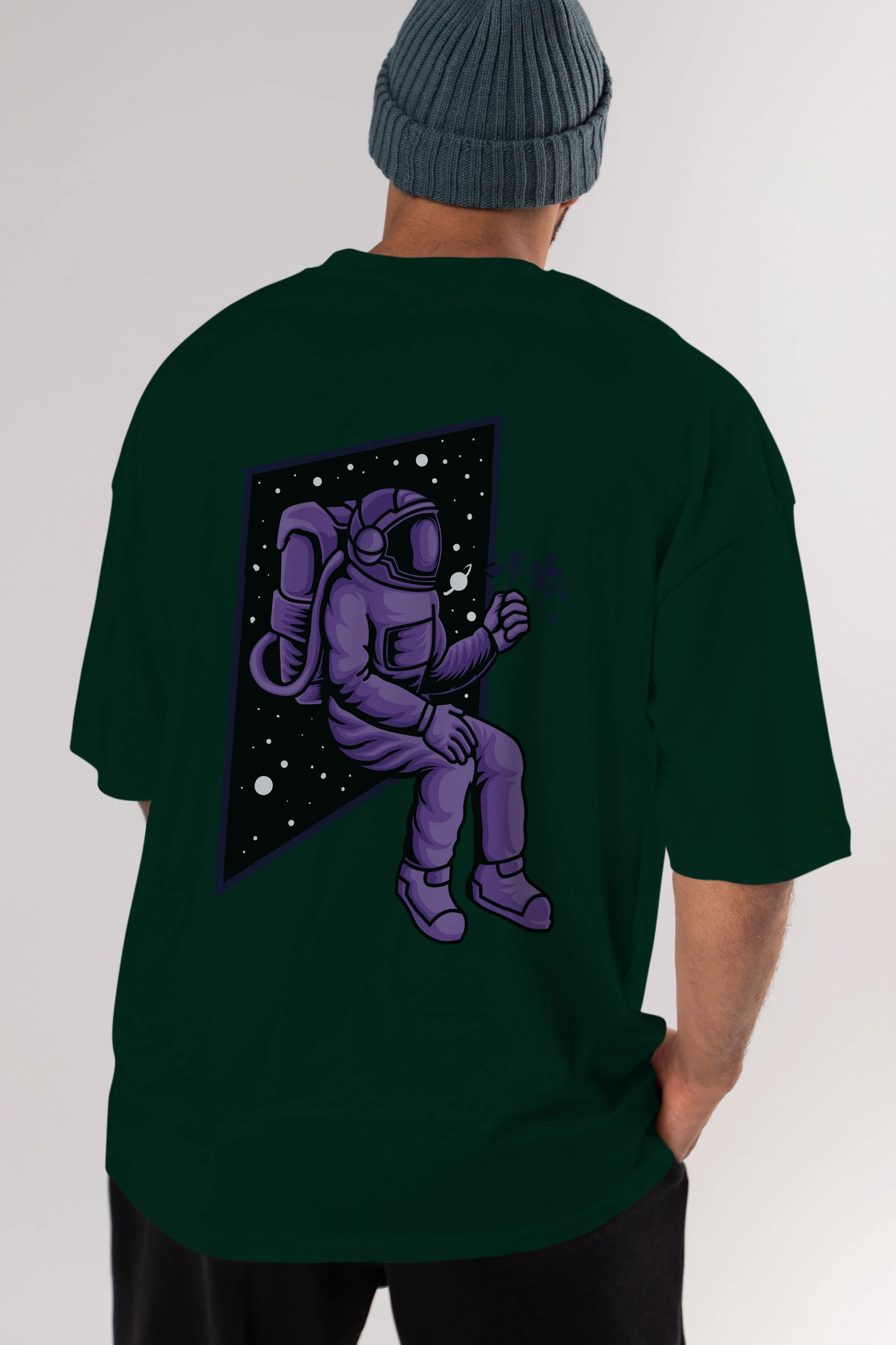 Astronaut holding black rose Arka Baskılı Oversize t-shirt Erkek Kadın Unisex
