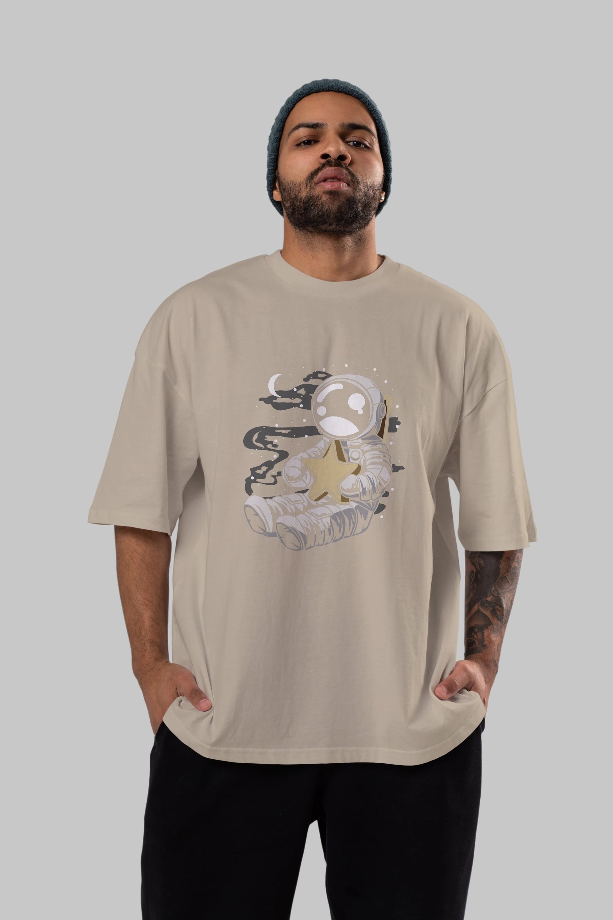 Astronaut Holding The Star Ön Baskılı Oversize t-shirt Erkek Kadın Unisex