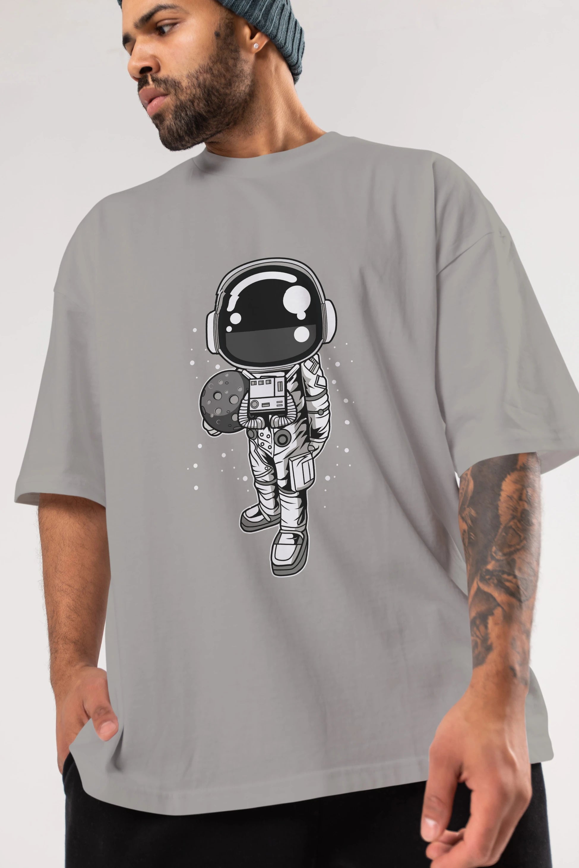 Astronaut Holding The Moon Ön Baskılı Oversize t-shirt Erkek Kadın Unisex