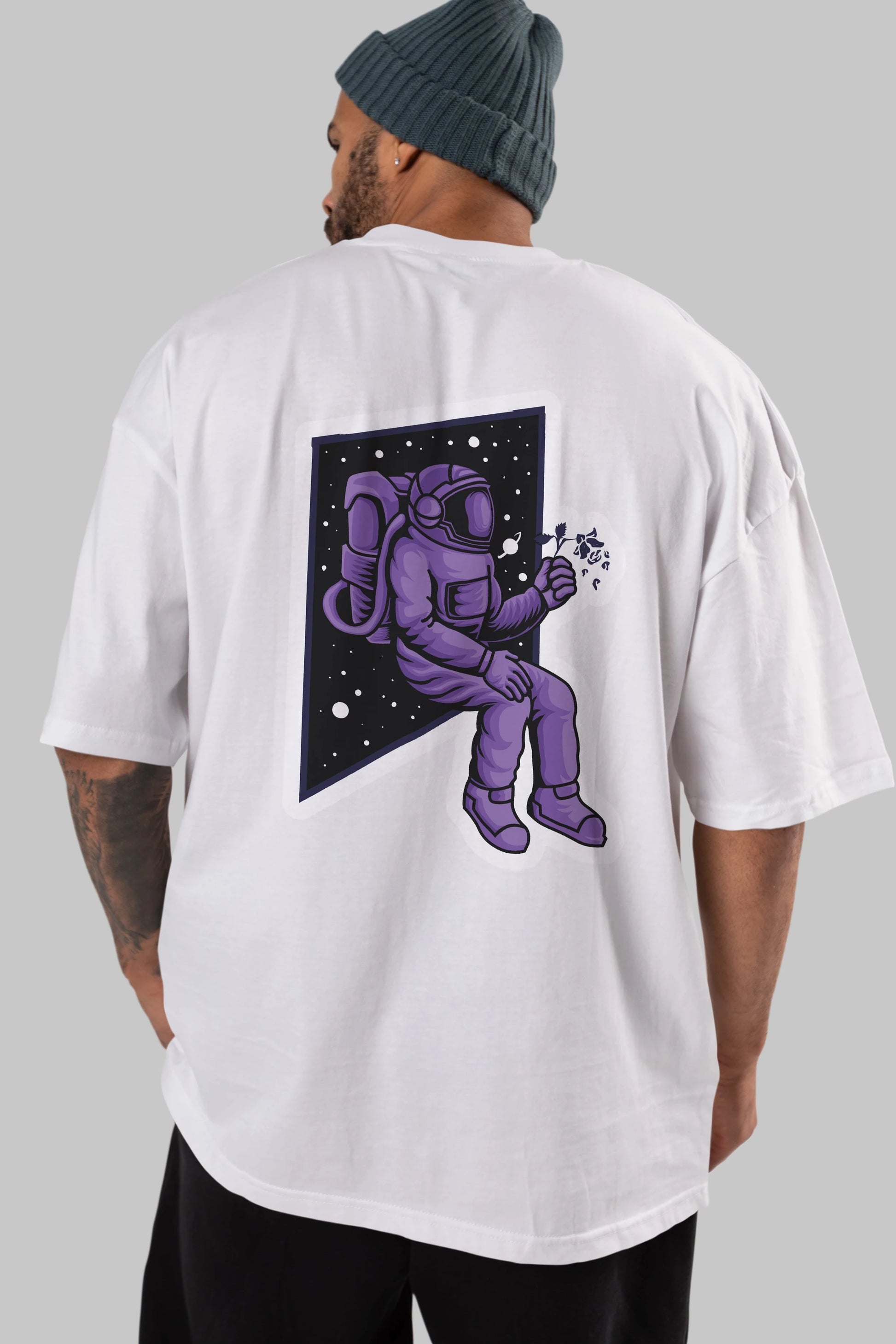 Astronaut holding black rose sticker Arka Baskılı Oversize t-shirt Erkek Kadın Unisex