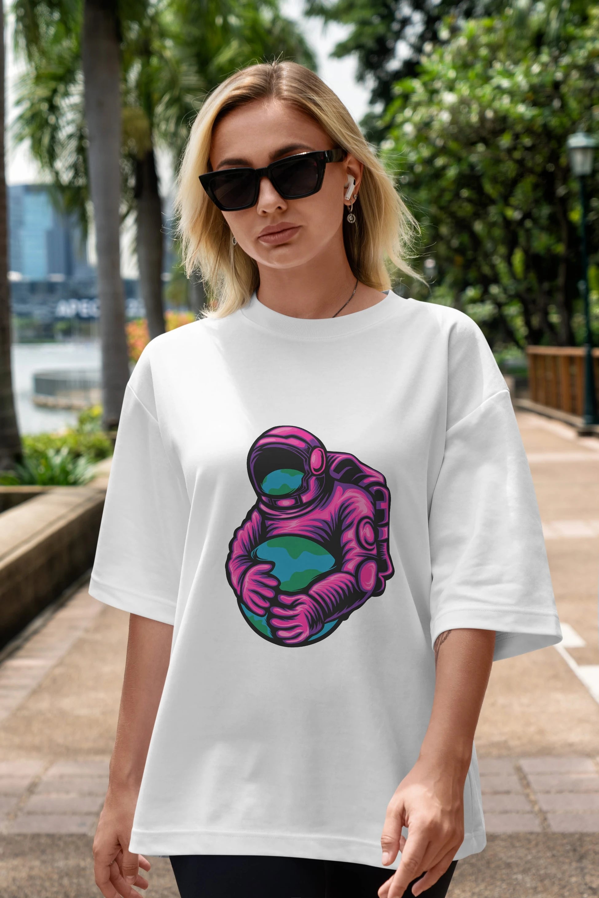 Astronaut Holding Up The Earth Sticker Ön Baskılı Oversize t-shirt Erkek Kadın Unisex