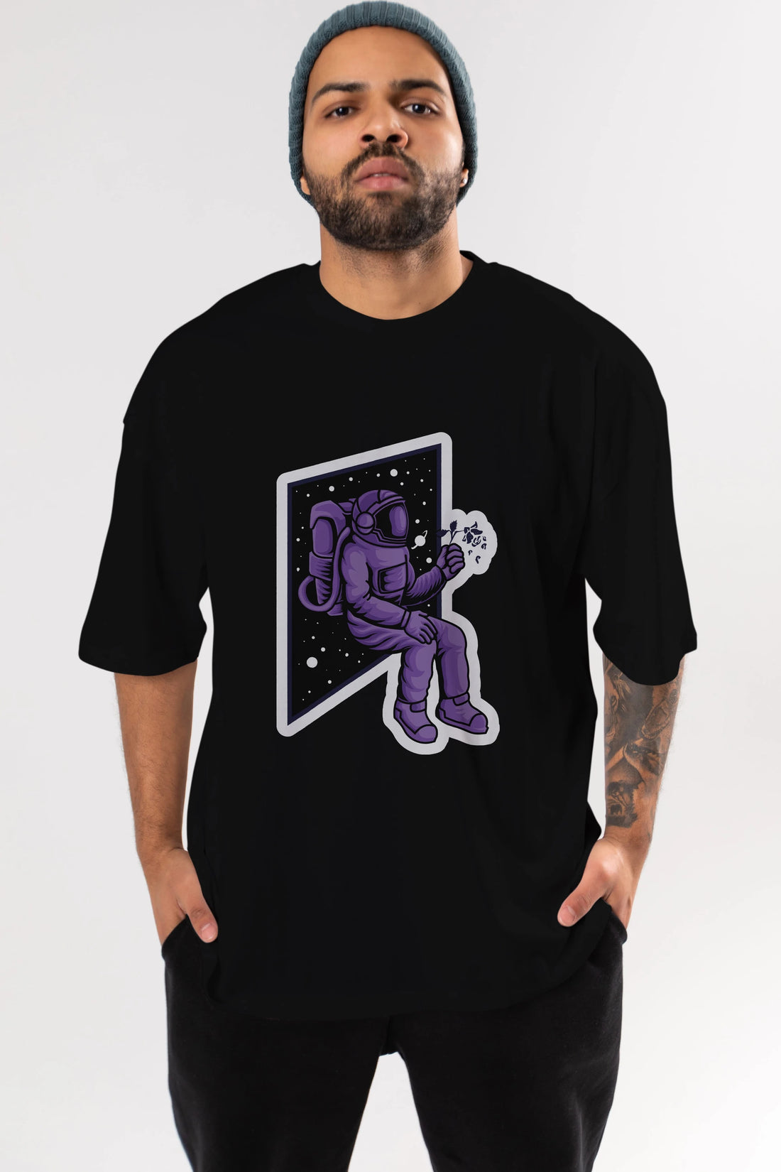 Astronaut holding black rose sticker Ön Baskılı Oversize t-shirt Erkek Kadın Unisex