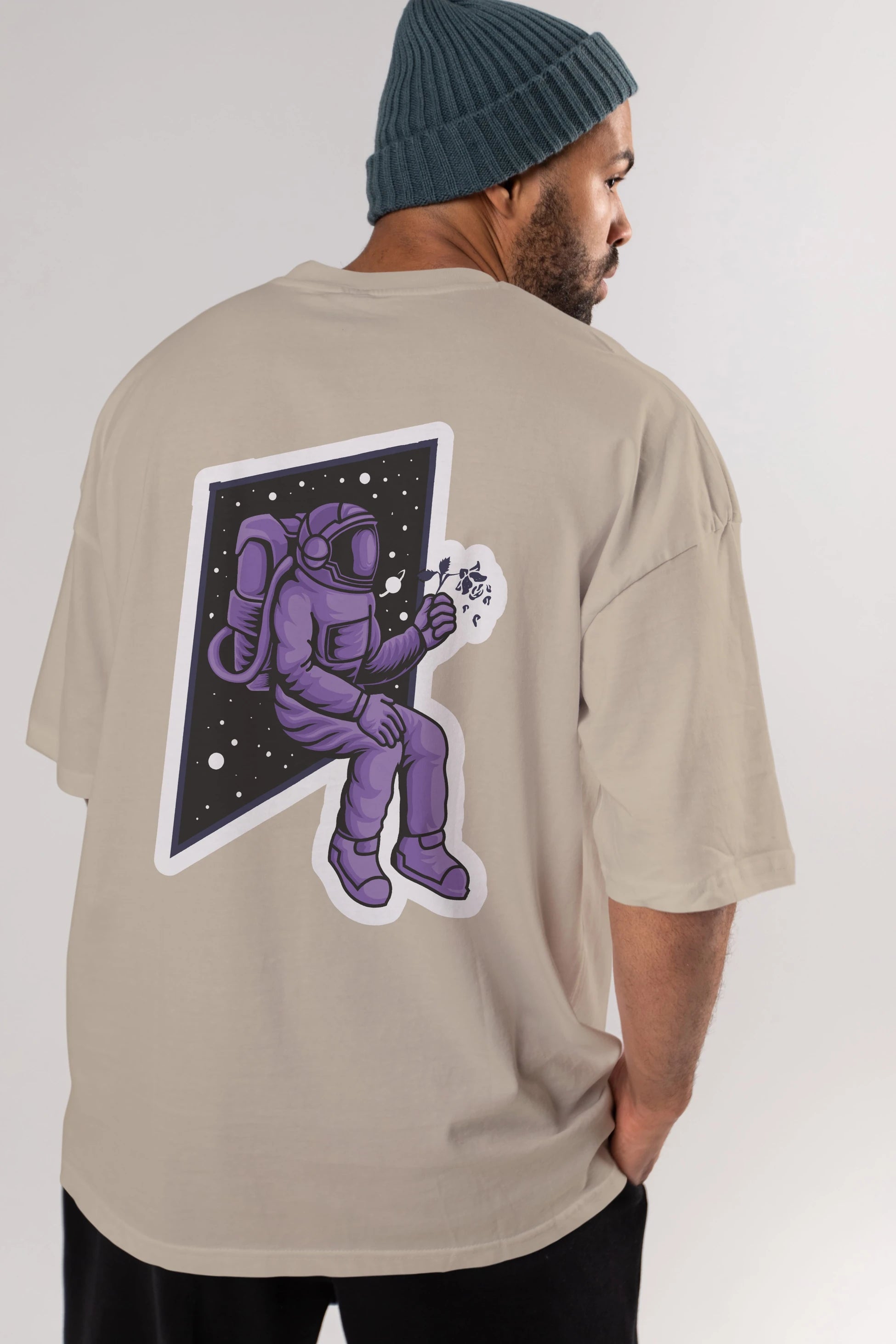 Astronaut holding black rose sticker Arka Baskılı Oversize t-shirt Erkek Kadın Unisex