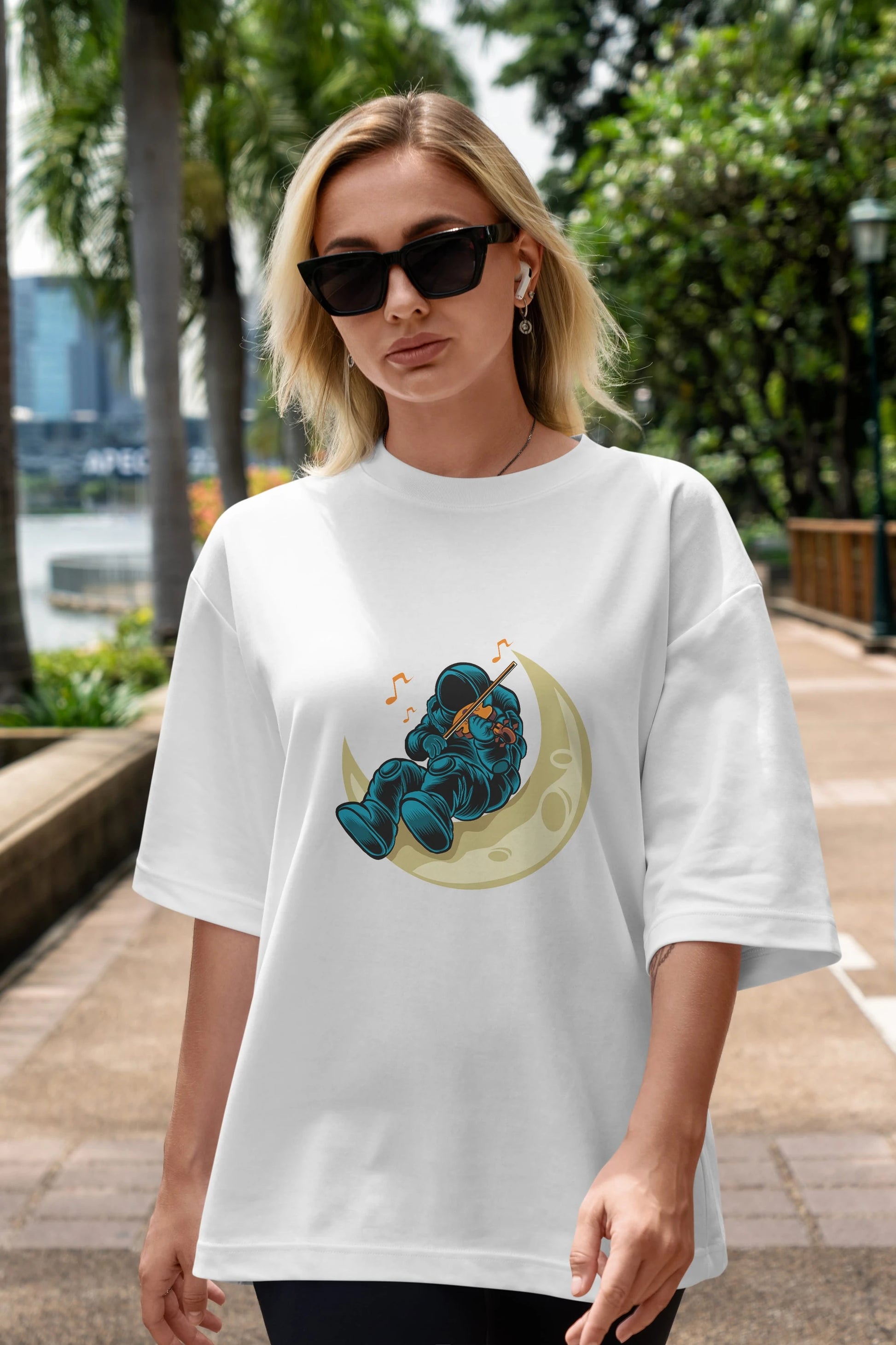 Playing Vionist in Space Sticker Ön Baskılı Oversize t-shirt Erkek Kadın Unisex