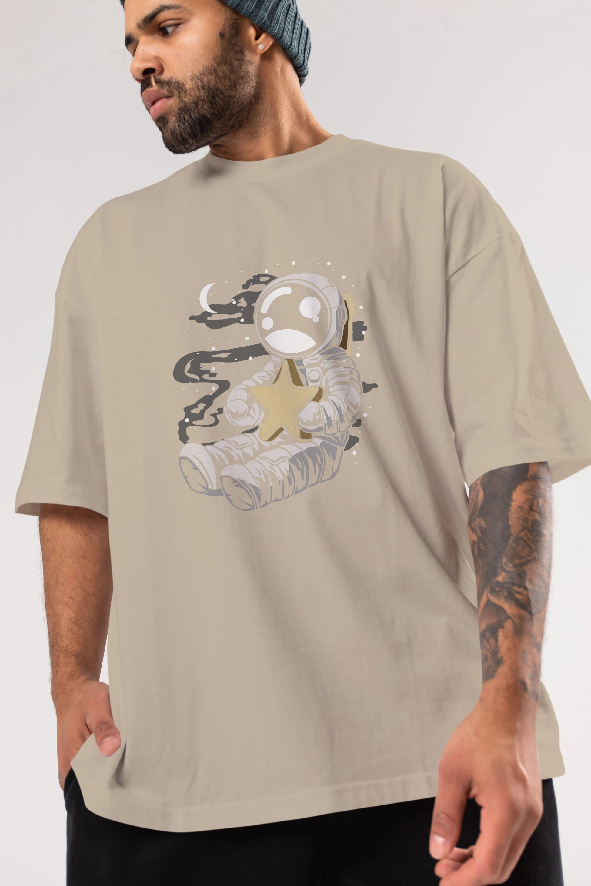 Astronaut Holding The Star Ön Baskılı Oversize t-shirt Erkek Kadın Unisex