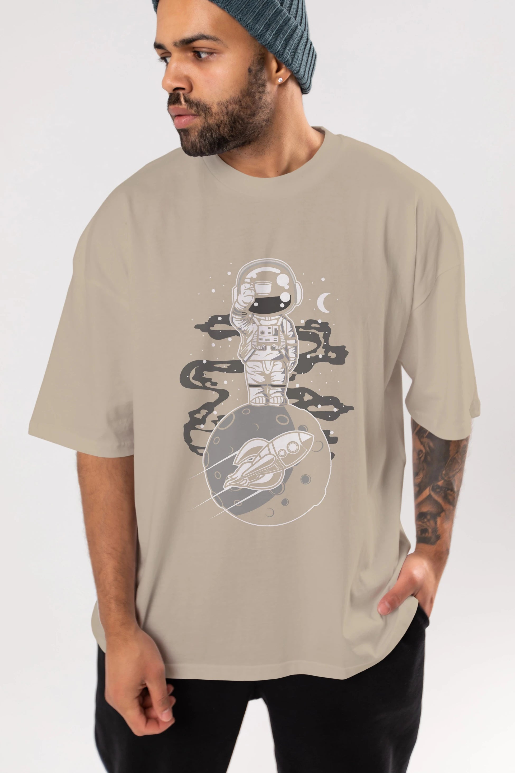 Astronaut Standing On The Moon Ön Baskılı Oversize t-shirt Erkek Kadın Unisex
