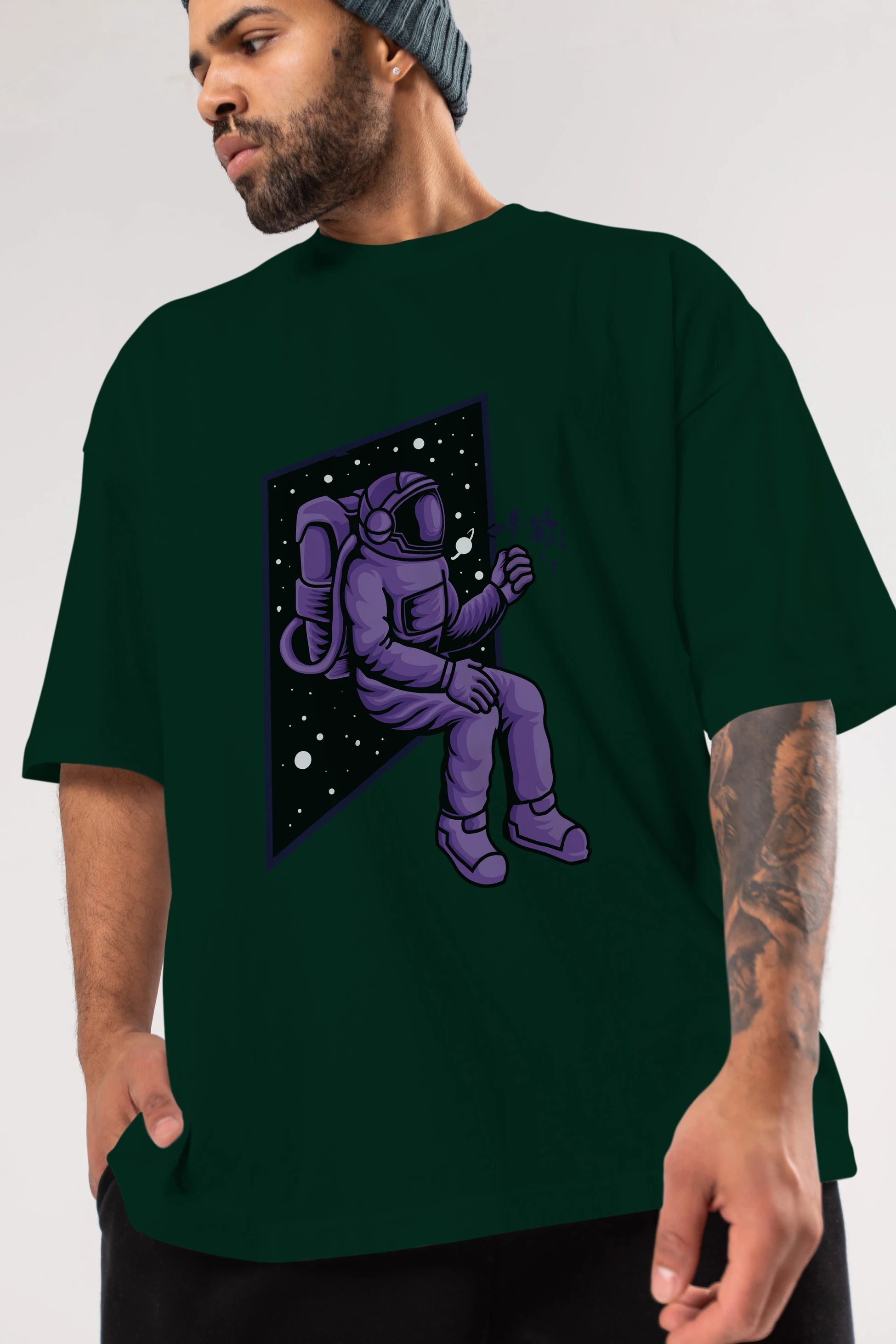 Astronaut holding black rose Ön Baskılı Oversize t-shirt Erkek Kadın Unisex