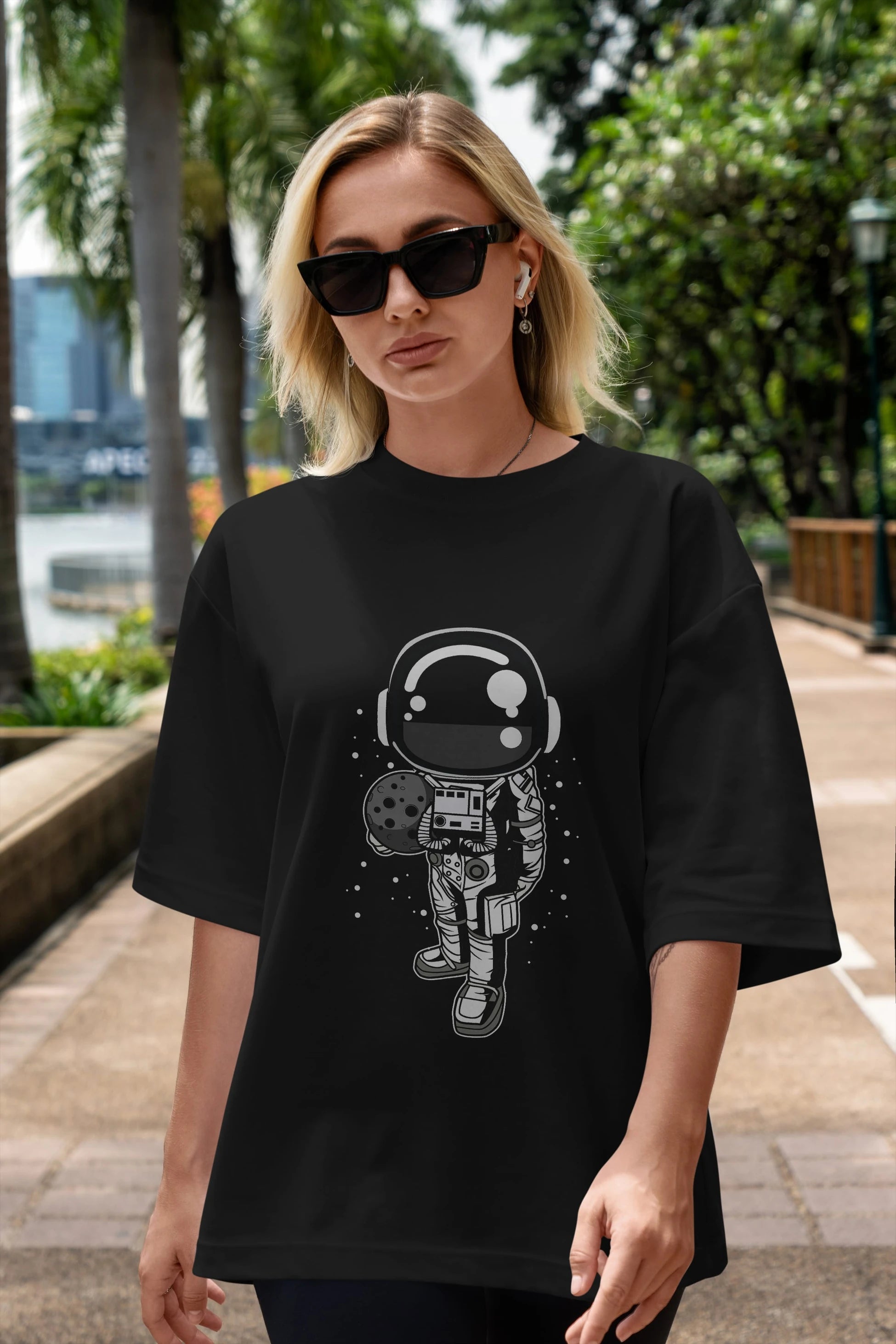 Astronaut Holding The Moon Ön Baskılı Oversize t-shirt Erkek Kadın Unisex