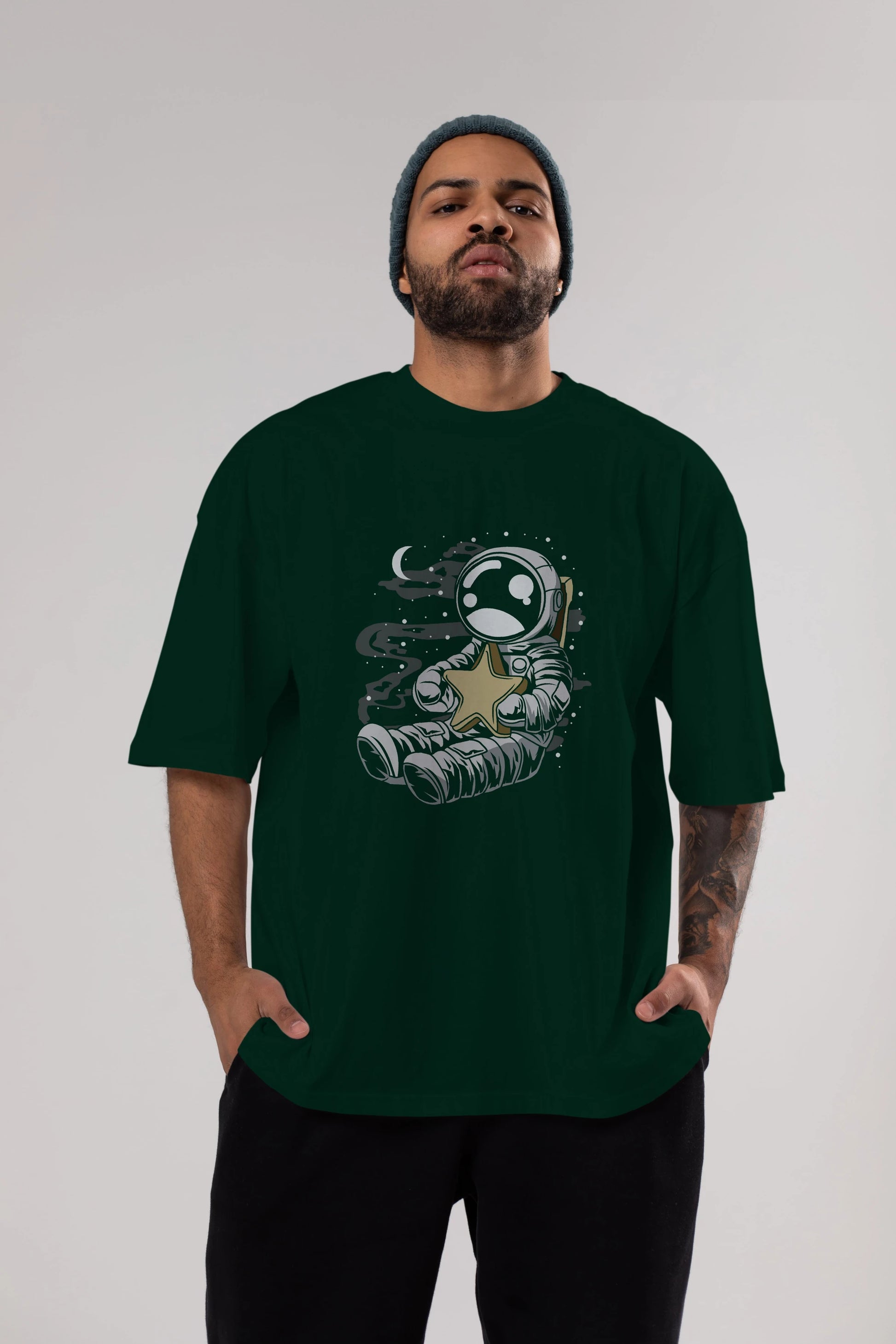 Astronaut Holding The Star Ön Baskılı Oversize t-shirt Erkek Kadın Unisex