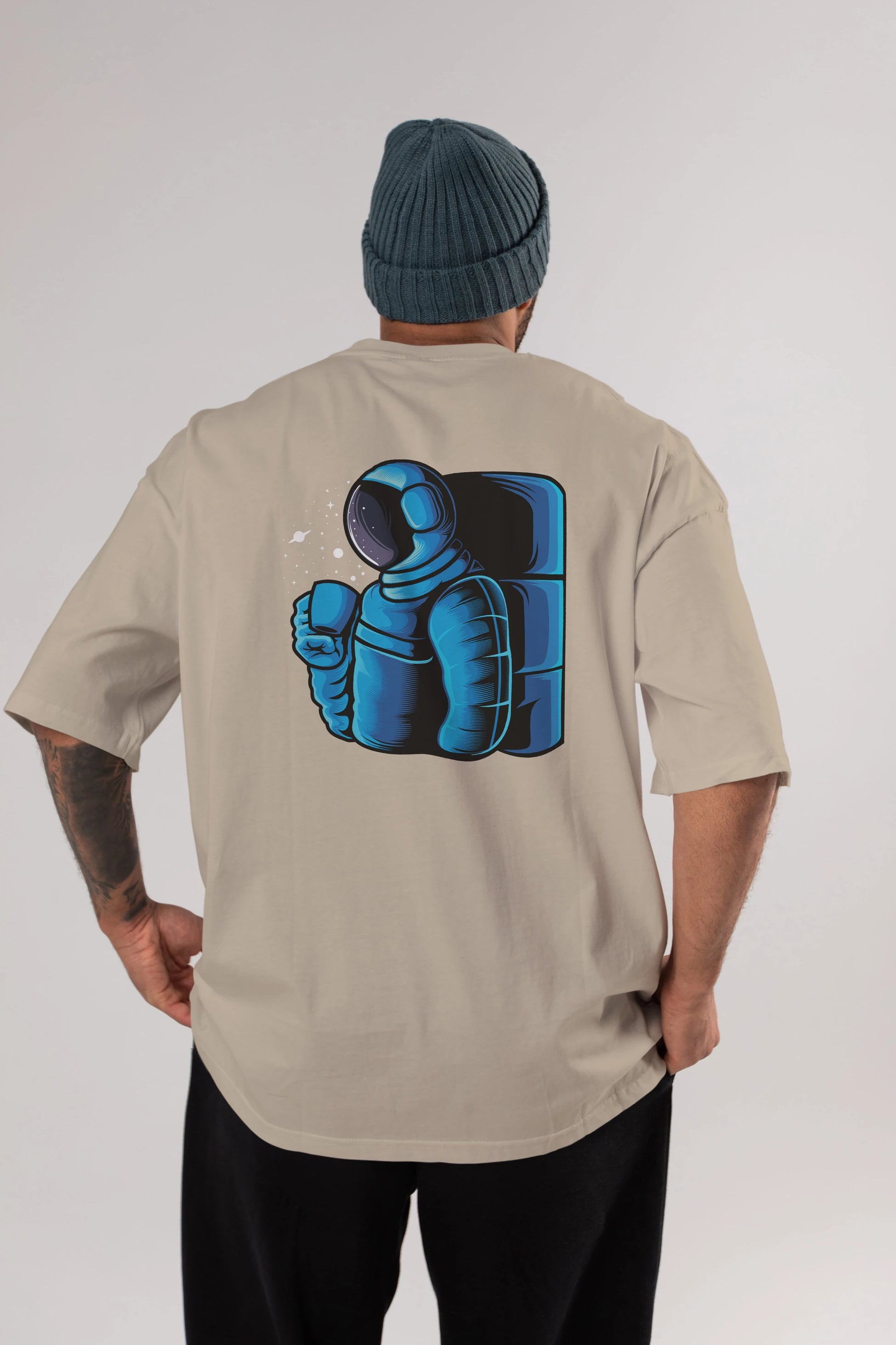 Drinking coffee in space Arka Baskılı Oversize t-shirt Erkek Kadın Unisex