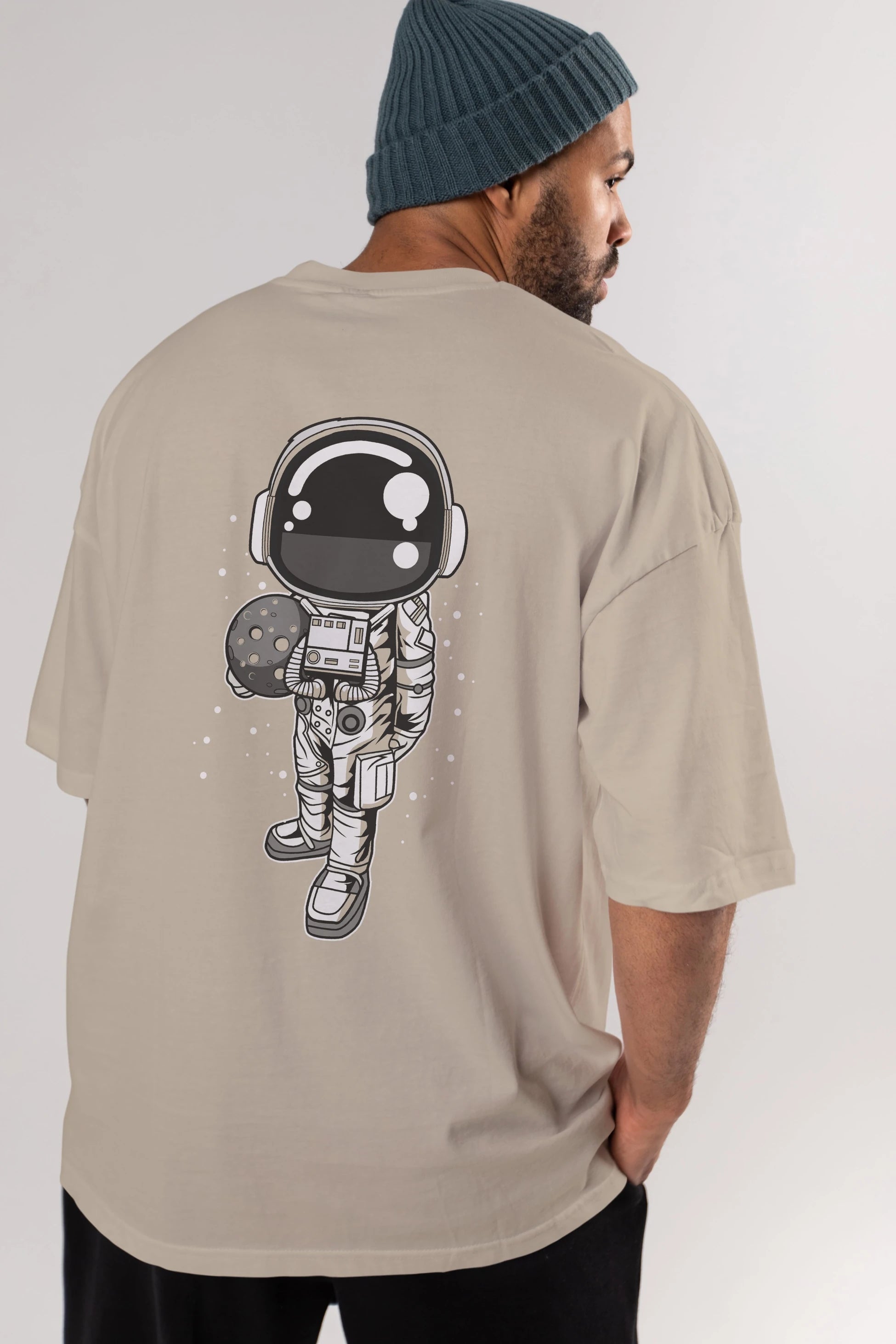 Astronaut Holding The Moon Arka Baskılı Oversize t-shirt Erkek Kadın Unisex