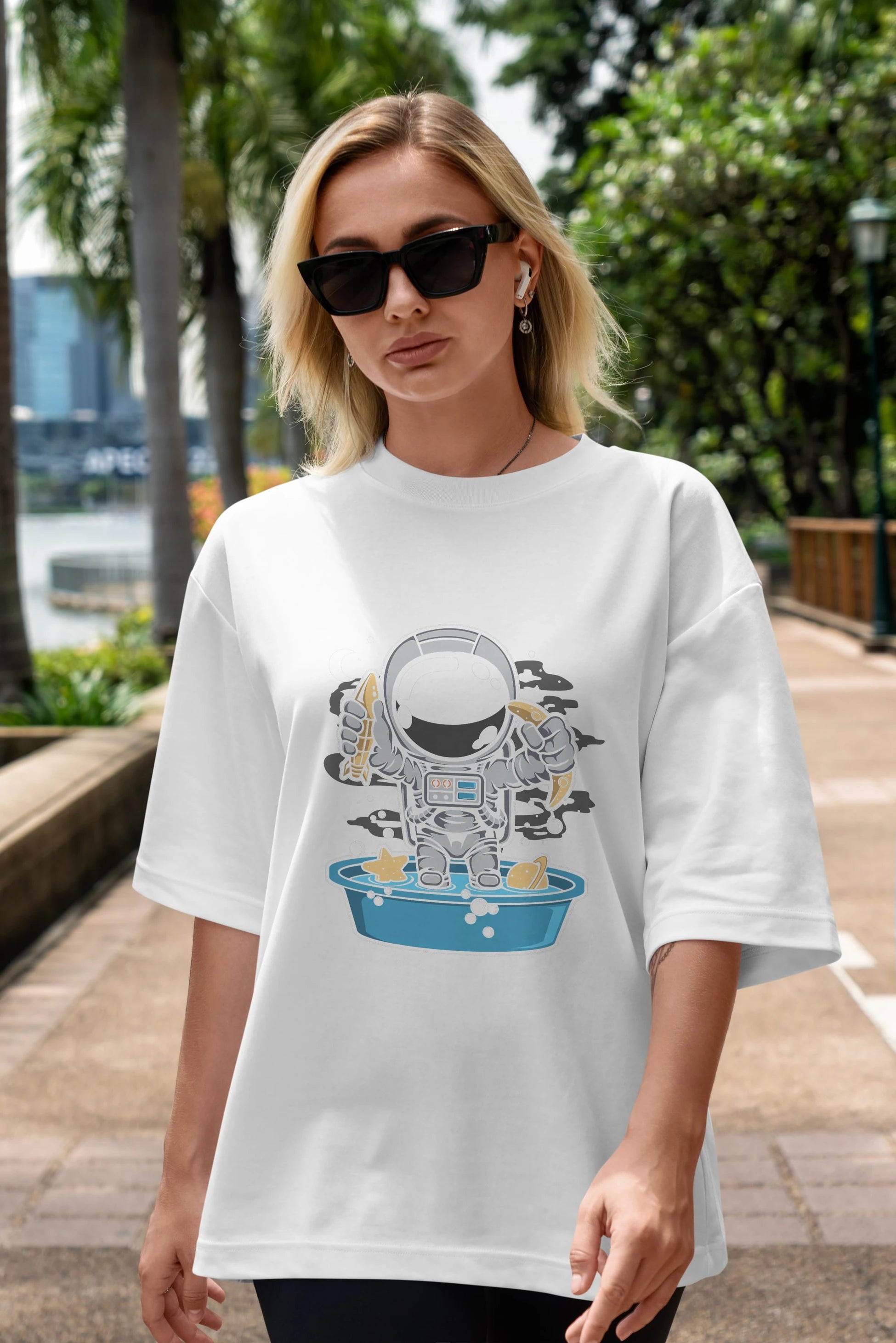 Astronaut Bath Tub Ön Baskılı Oversize t-shirt Erkek Kadın Unisex