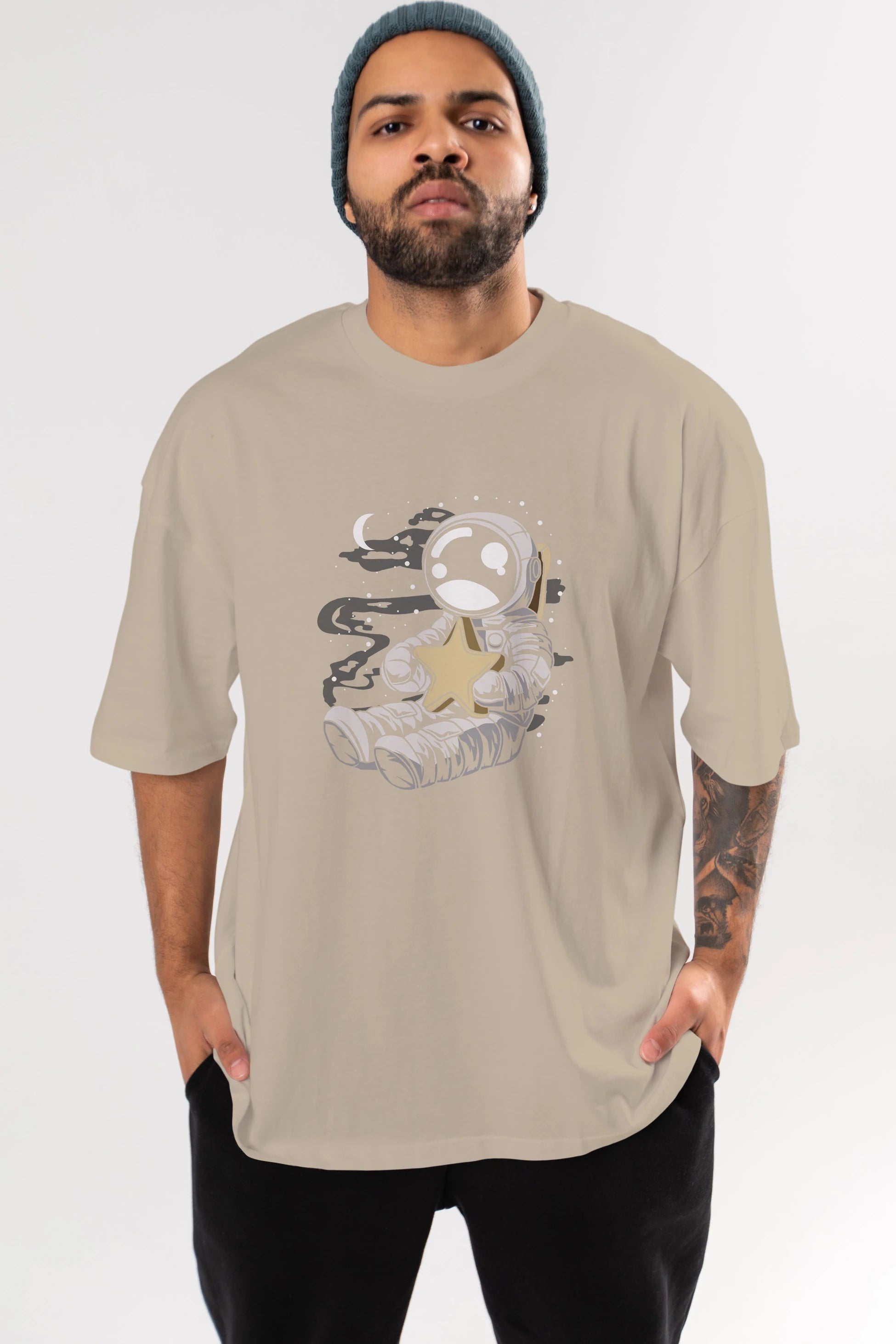Astronaut Holding The Star Ön Baskılı Oversize t-shirt Erkek Kadın Unisex