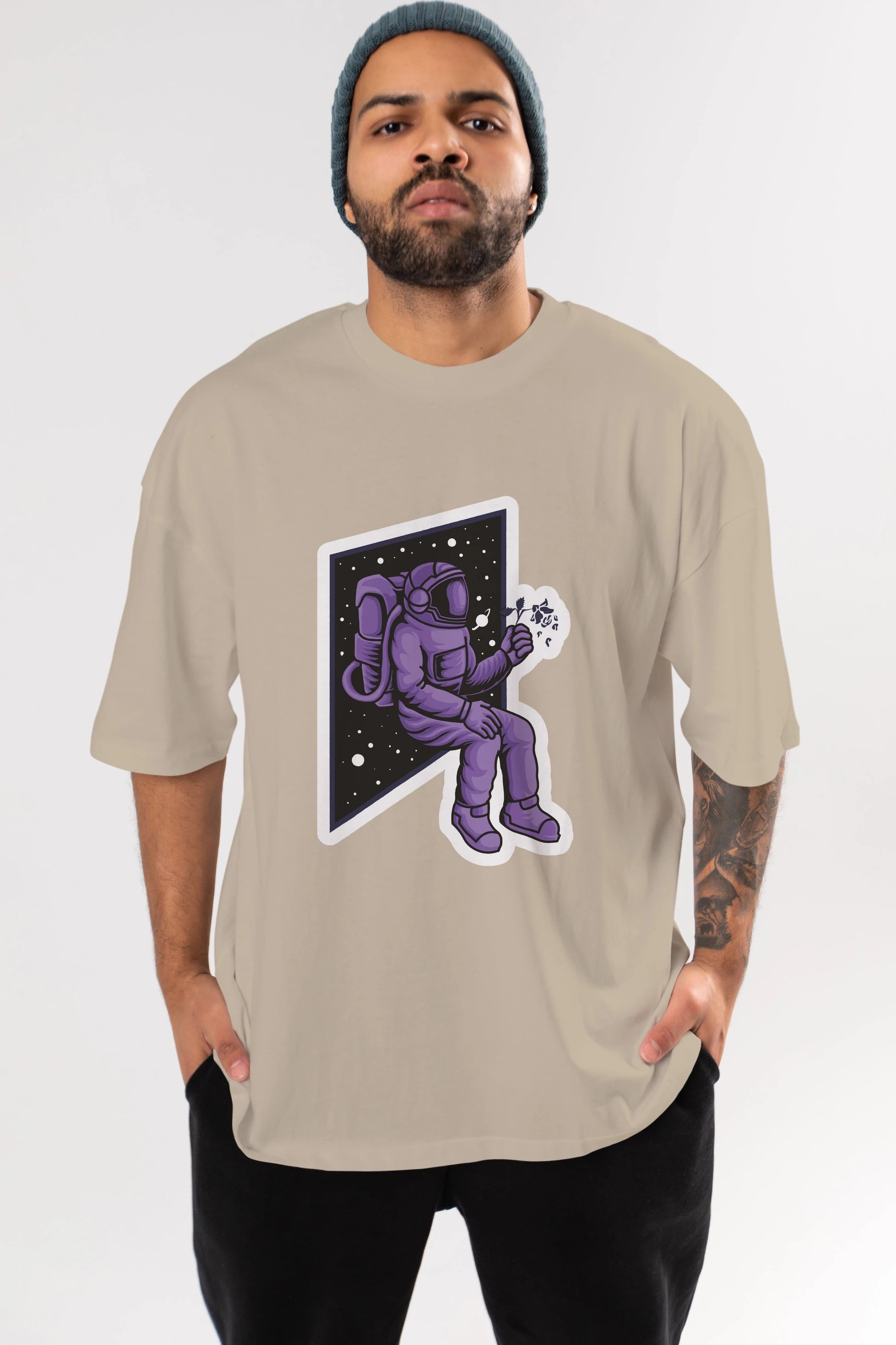 Astronaut holding black rose sticker Ön Baskılı Oversize t-shirt Erkek Kadın Unisex