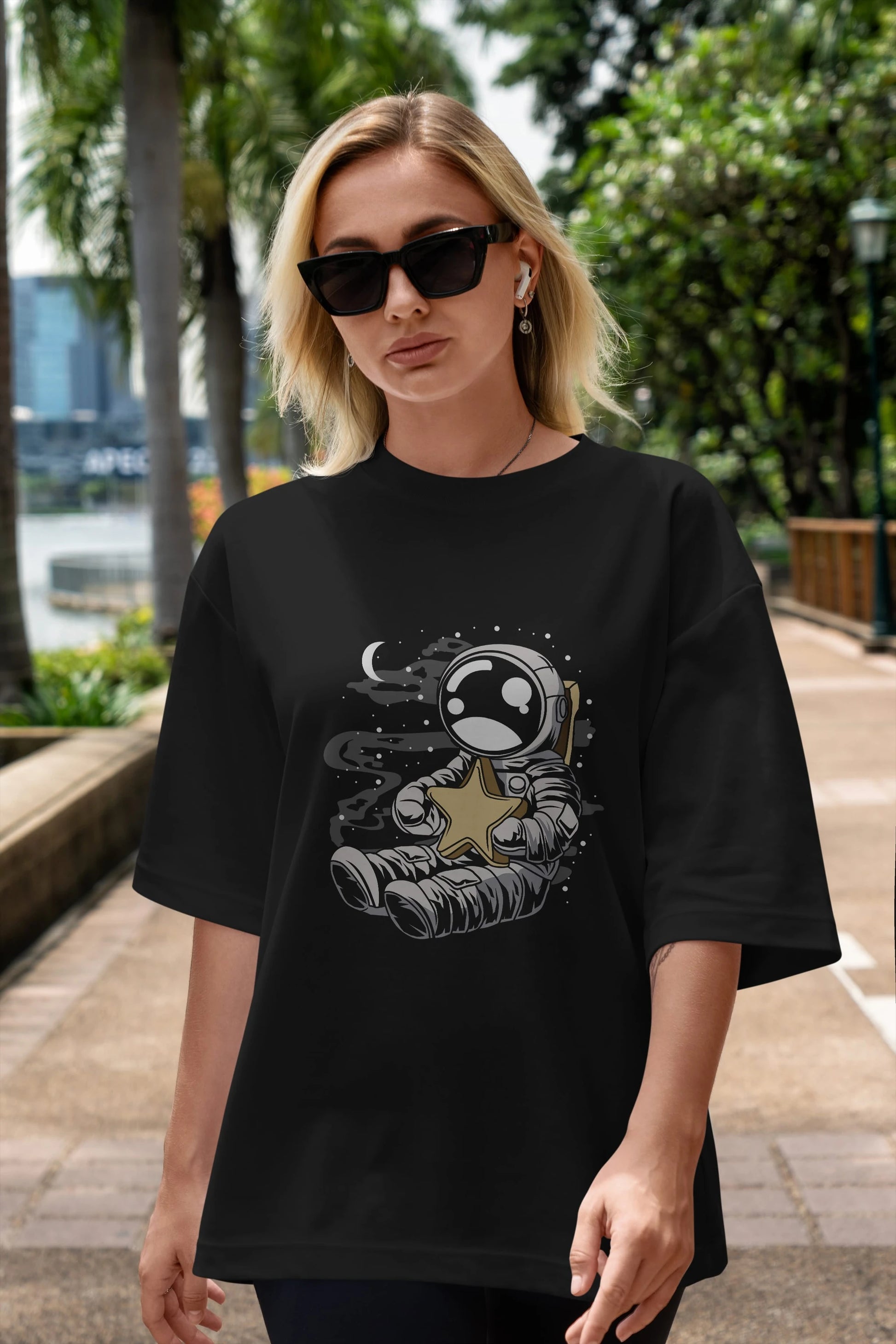 Astronaut Holding The Star Ön Baskılı Oversize t-shirt Erkek Kadın Unisex