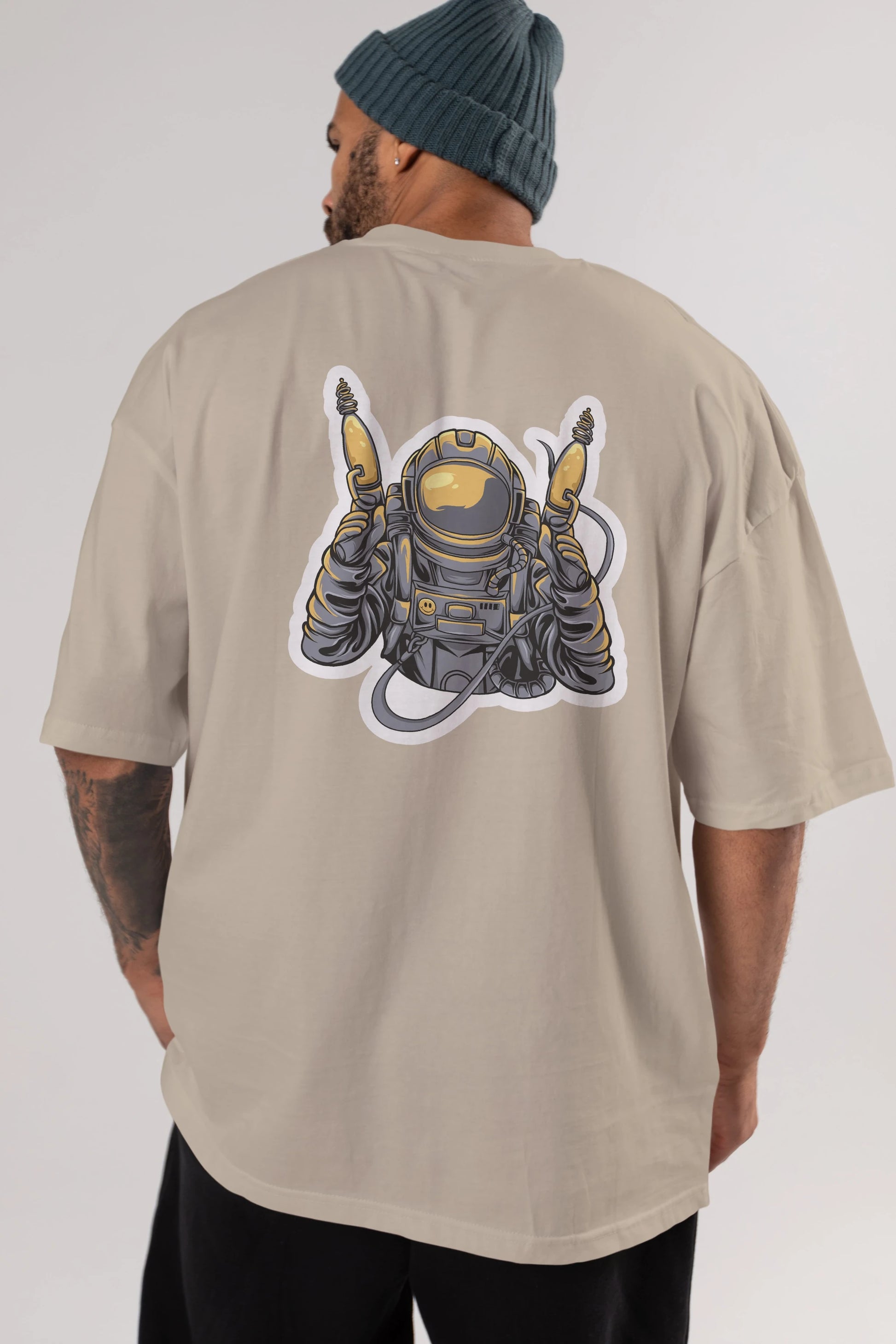 Alien Hunter Sticker Arka Baskılı Oversize t-shirt Erkek Kadın Unisex