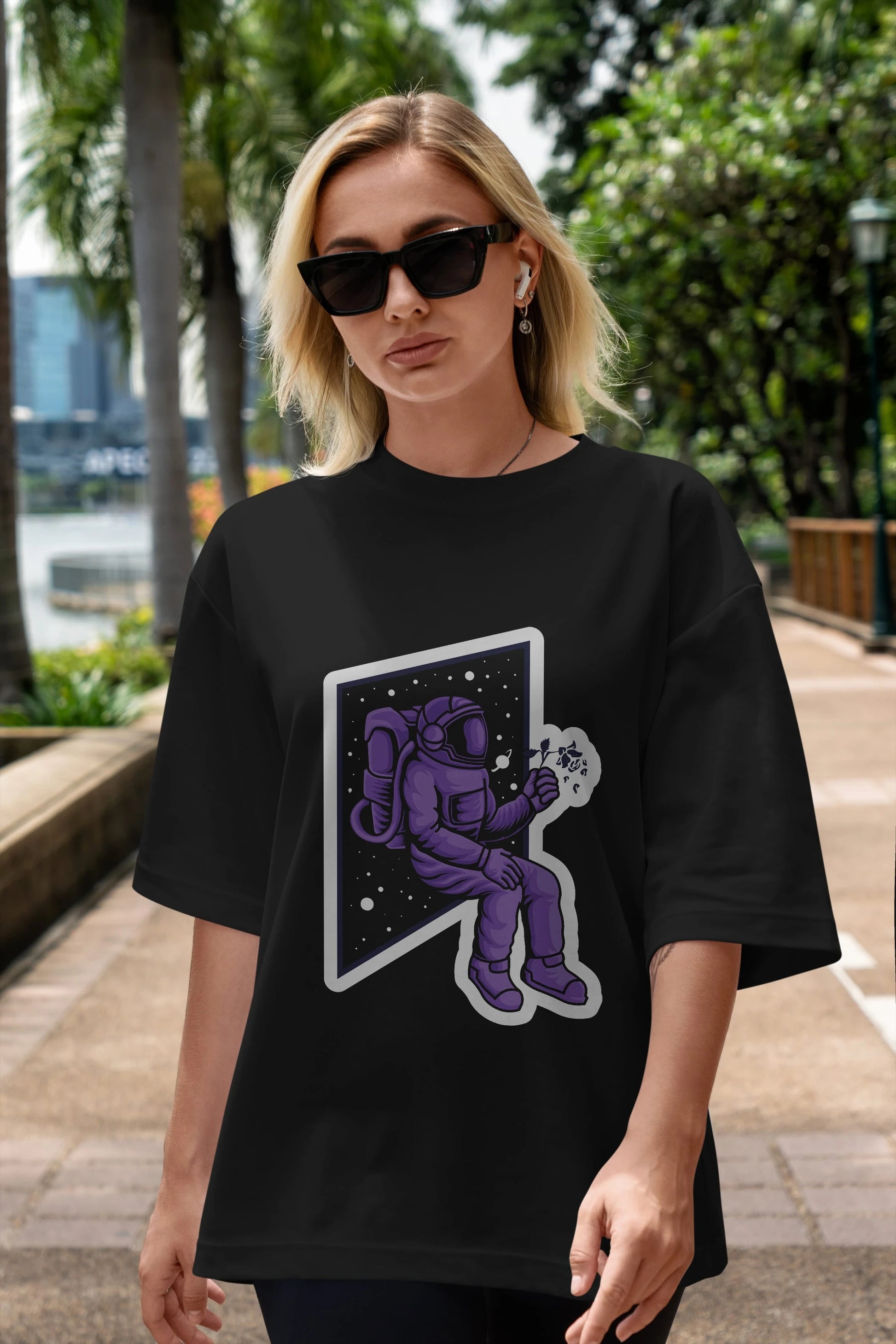 Astronaut holding black rose sticker Ön Baskılı Oversize t-shirt Erkek Kadın Unisex