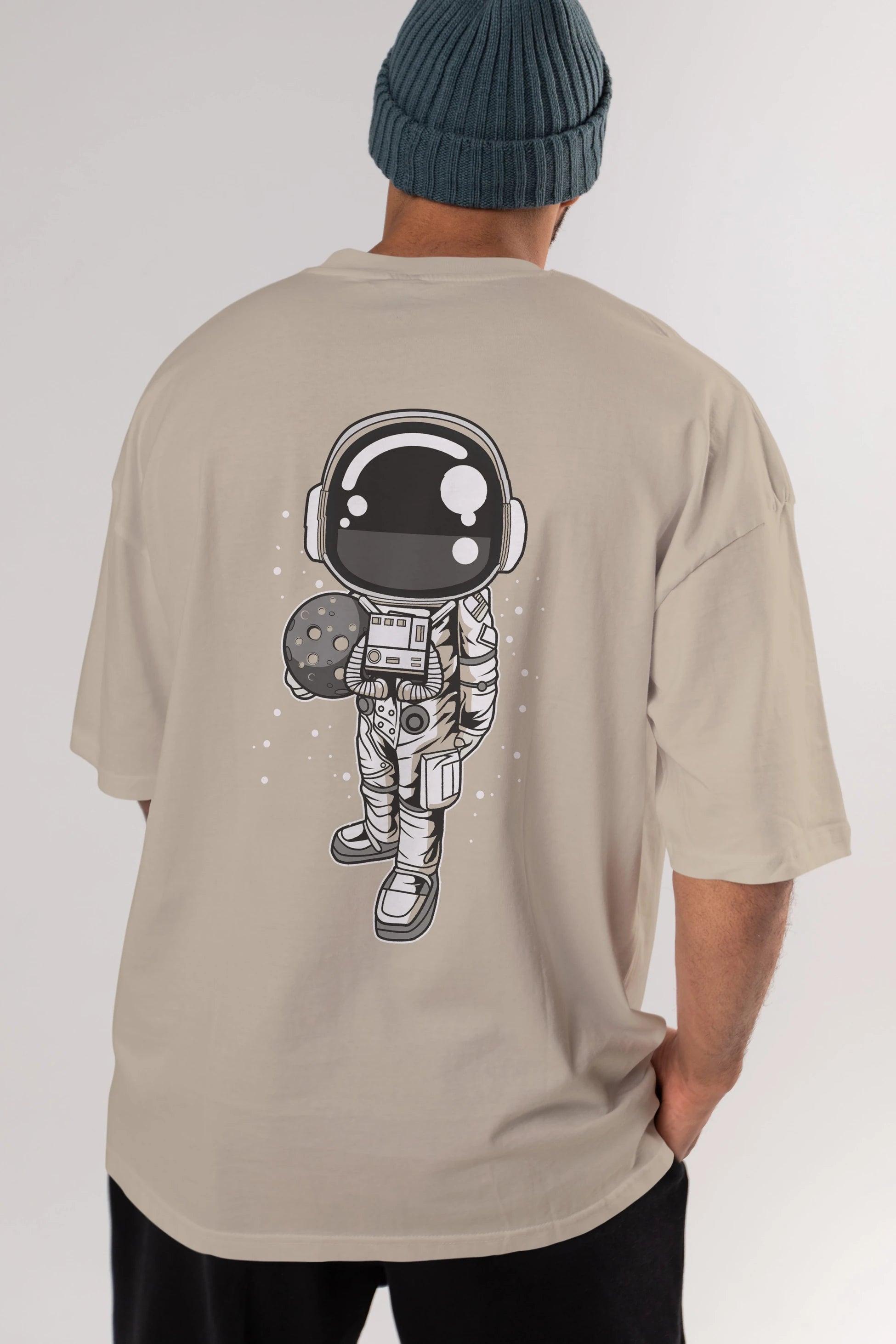 Astronaut Holding The Moon Arka Baskılı Oversize t-shirt Erkek Kadın Unisex