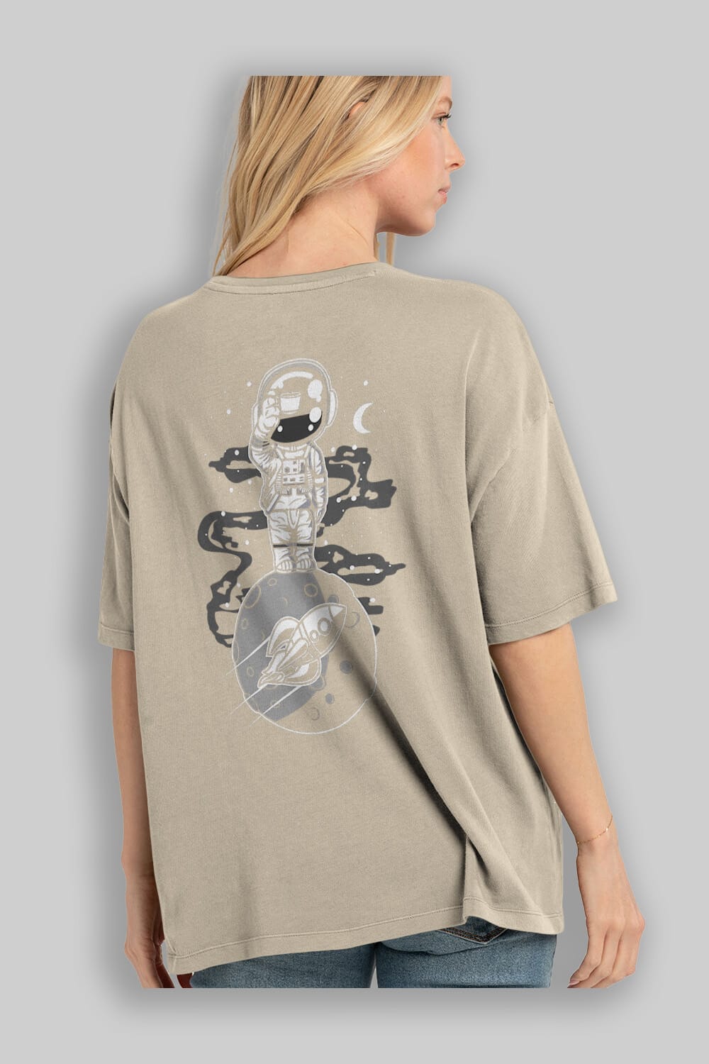 Astronaut Standing On The Moon Arka Baskılı Oversize t-shirt Erkek Kadın Unisex