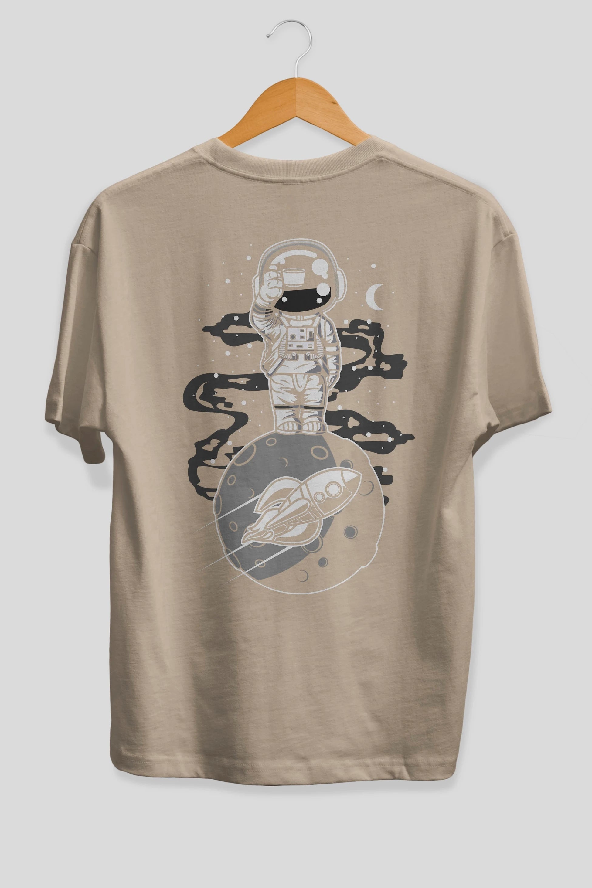 Astronaut Standing On The Moon Arka Baskılı Oversize t-shirt Erkek Kadın Unisex