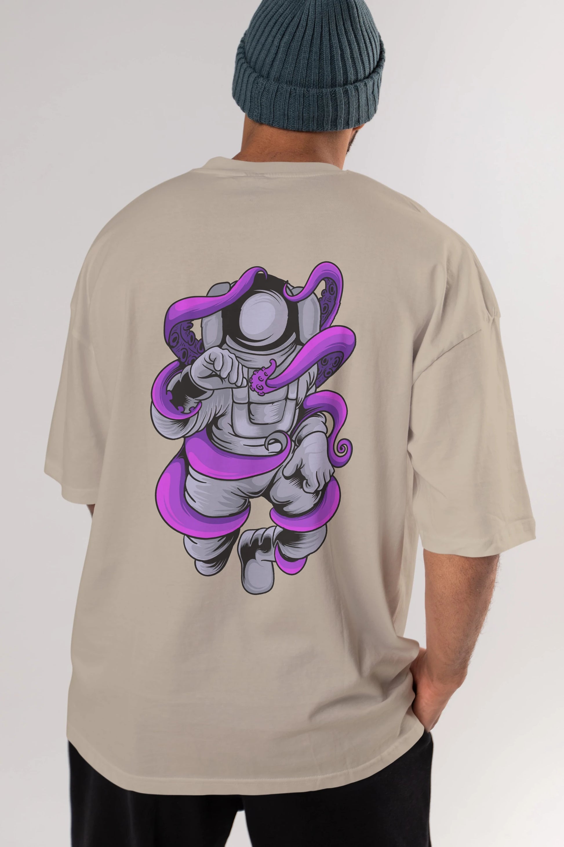 Astronaut fighting octopus Arka Baskılı Oversize t-shirt Erkek Kadın Unisex