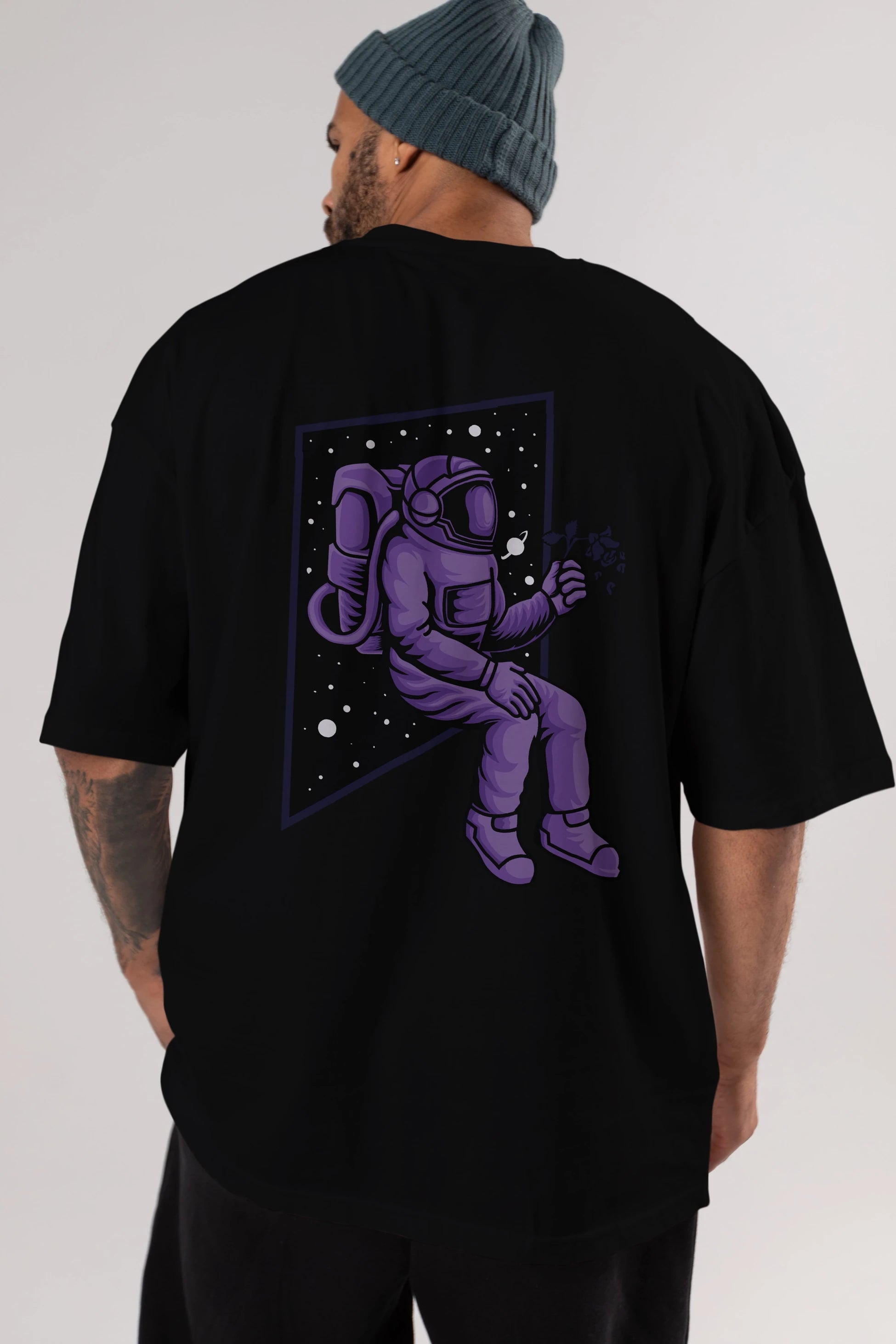 Astronaut holding black rose Arka Baskılı Oversize t-shirt Erkek Kadın Unisex