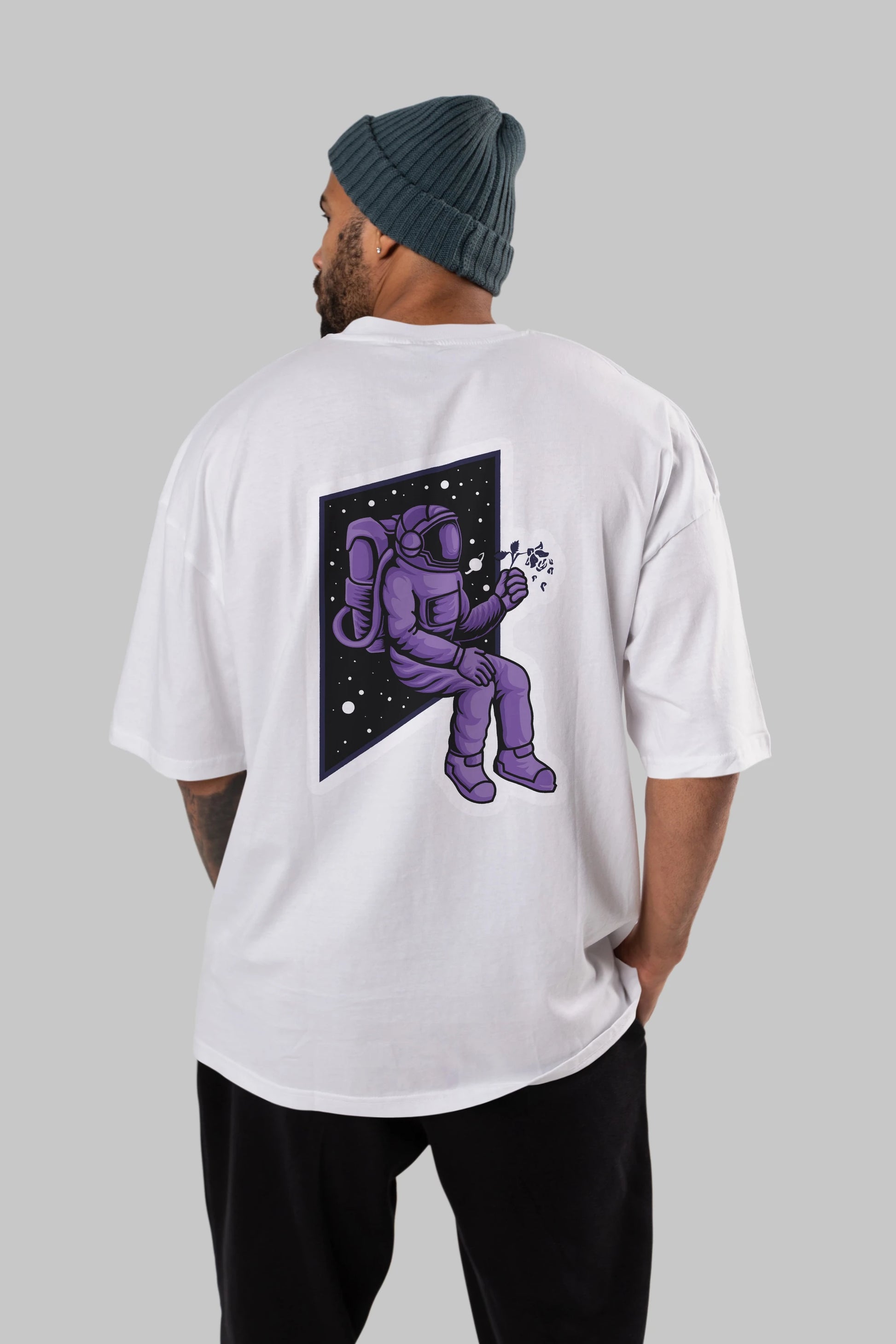 Astronaut holding black rose sticker Arka Baskılı Oversize t-shirt Erkek Kadın Unisex