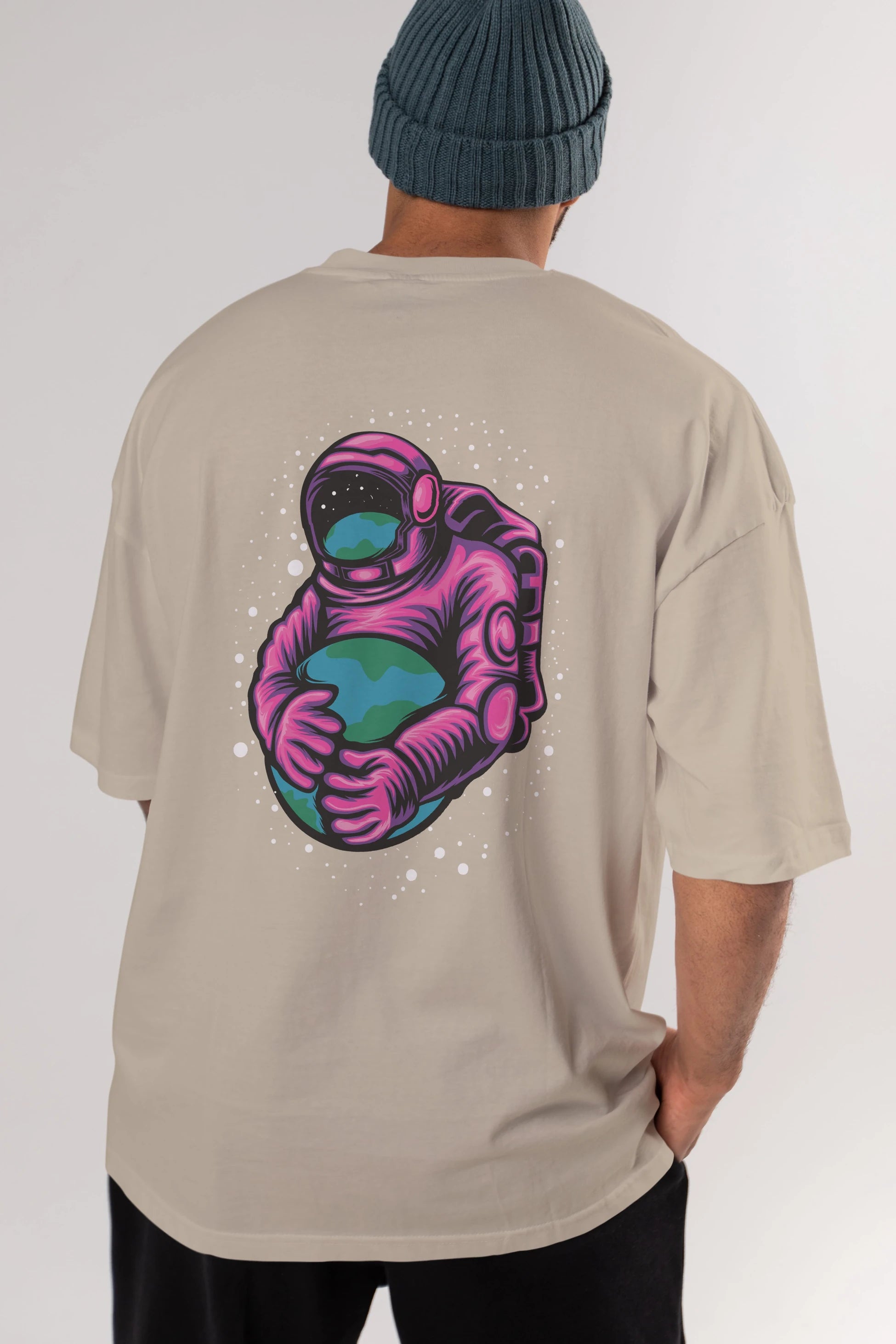 Astronaut Holding Up The Earth Arka Baskılı Oversize t-shirt Erkek Kadın Unisex