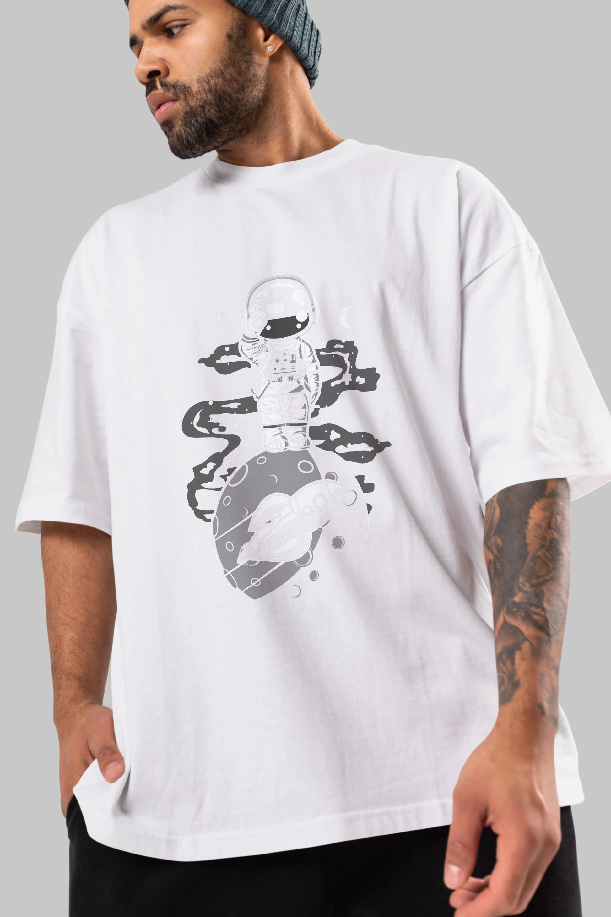 Astronaut Standing On The Moon Ön Baskılı Oversize t-shirt Erkek Kadın Unisex