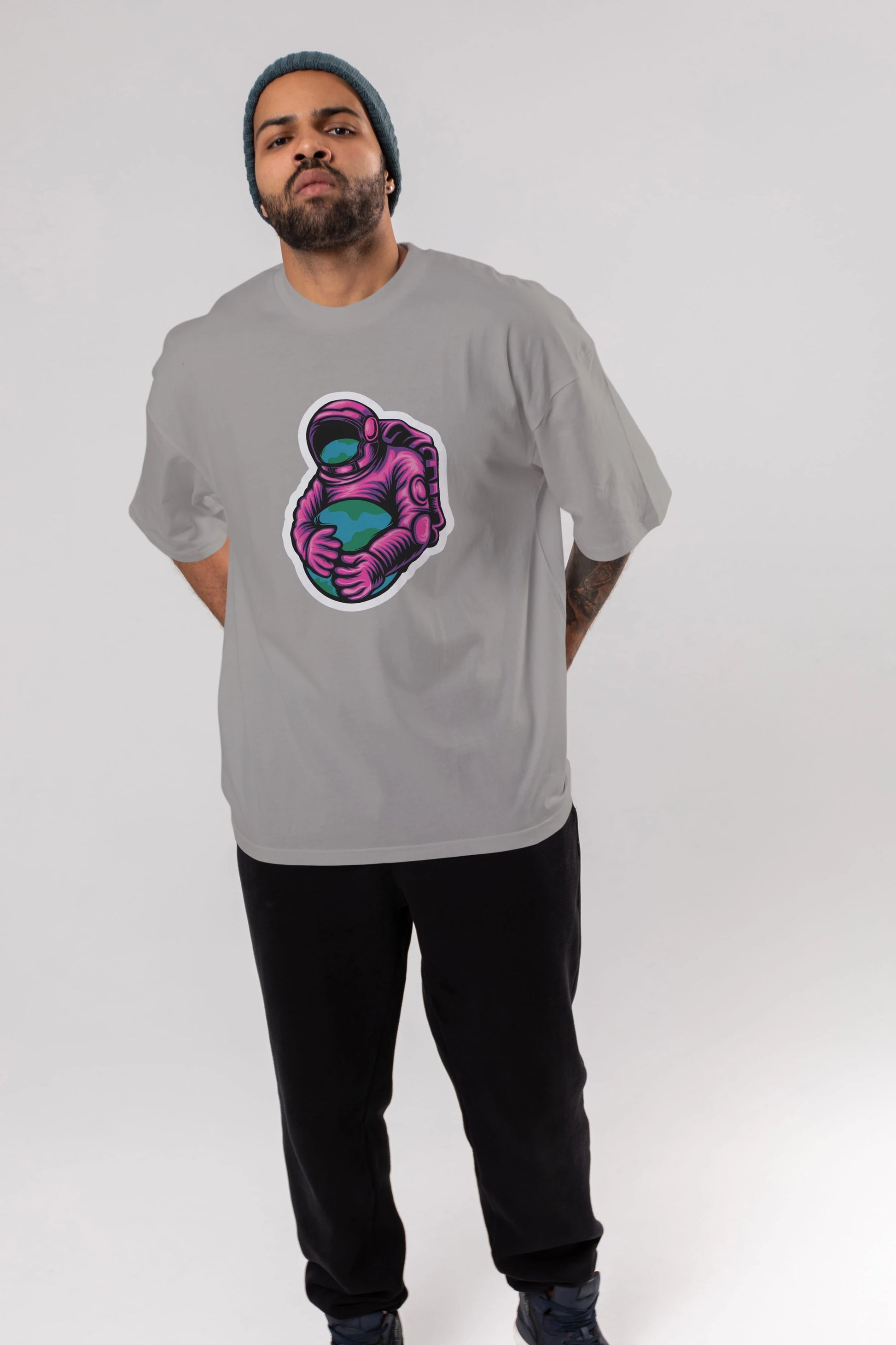 Astronaut Holding Up The Earth Sticker Ön Baskılı Oversize t-shirt Erkek Kadın Unisex