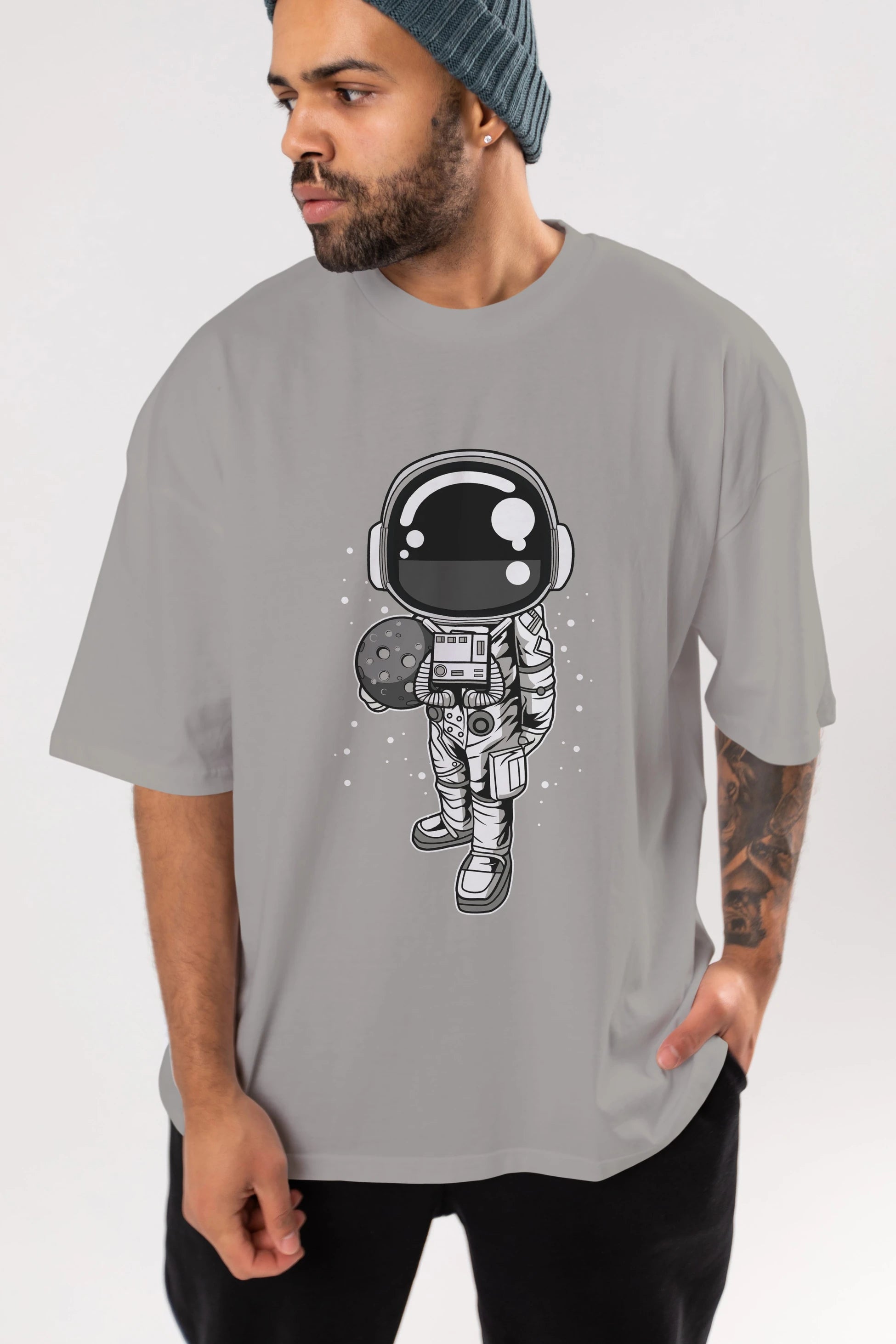Astronaut Holding The Moon Ön Baskılı Oversize t-shirt Erkek Kadın Unisex
