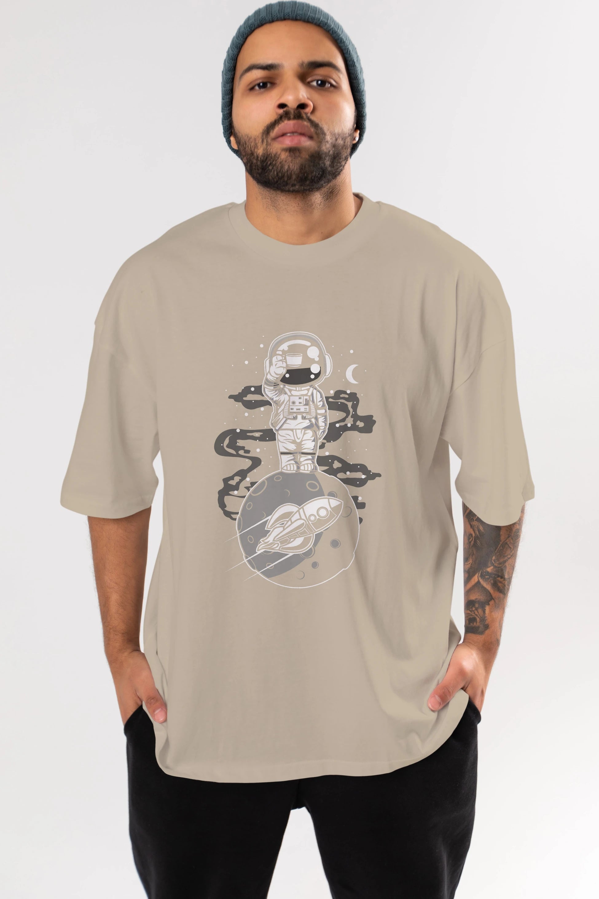 Astronaut Standing On The Moon Ön Baskılı Oversize t-shirt Erkek Kadın Unisex