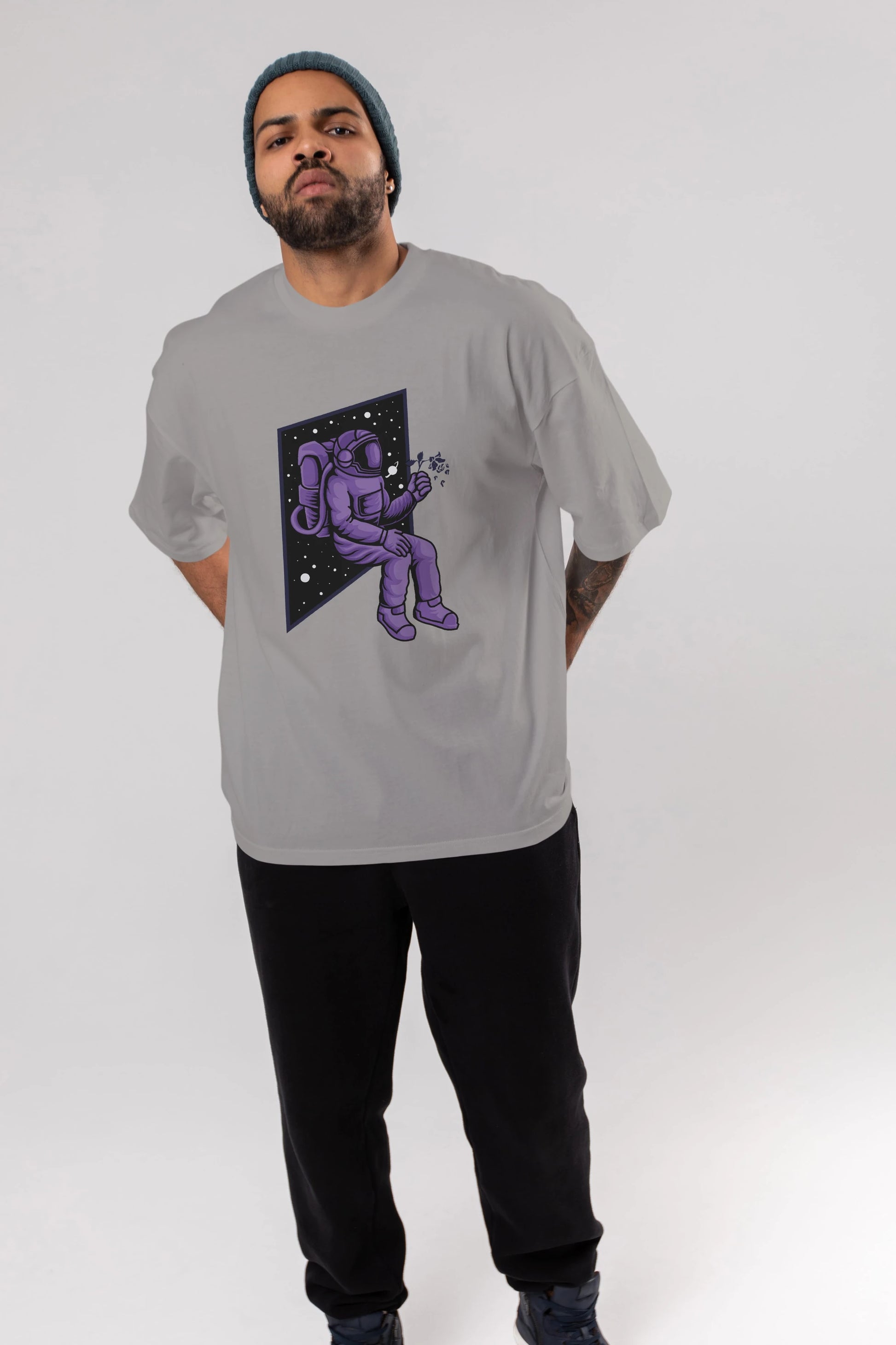 Astronaut holding black rose Ön Baskılı Oversize t-shirt Erkek Kadın Unisex