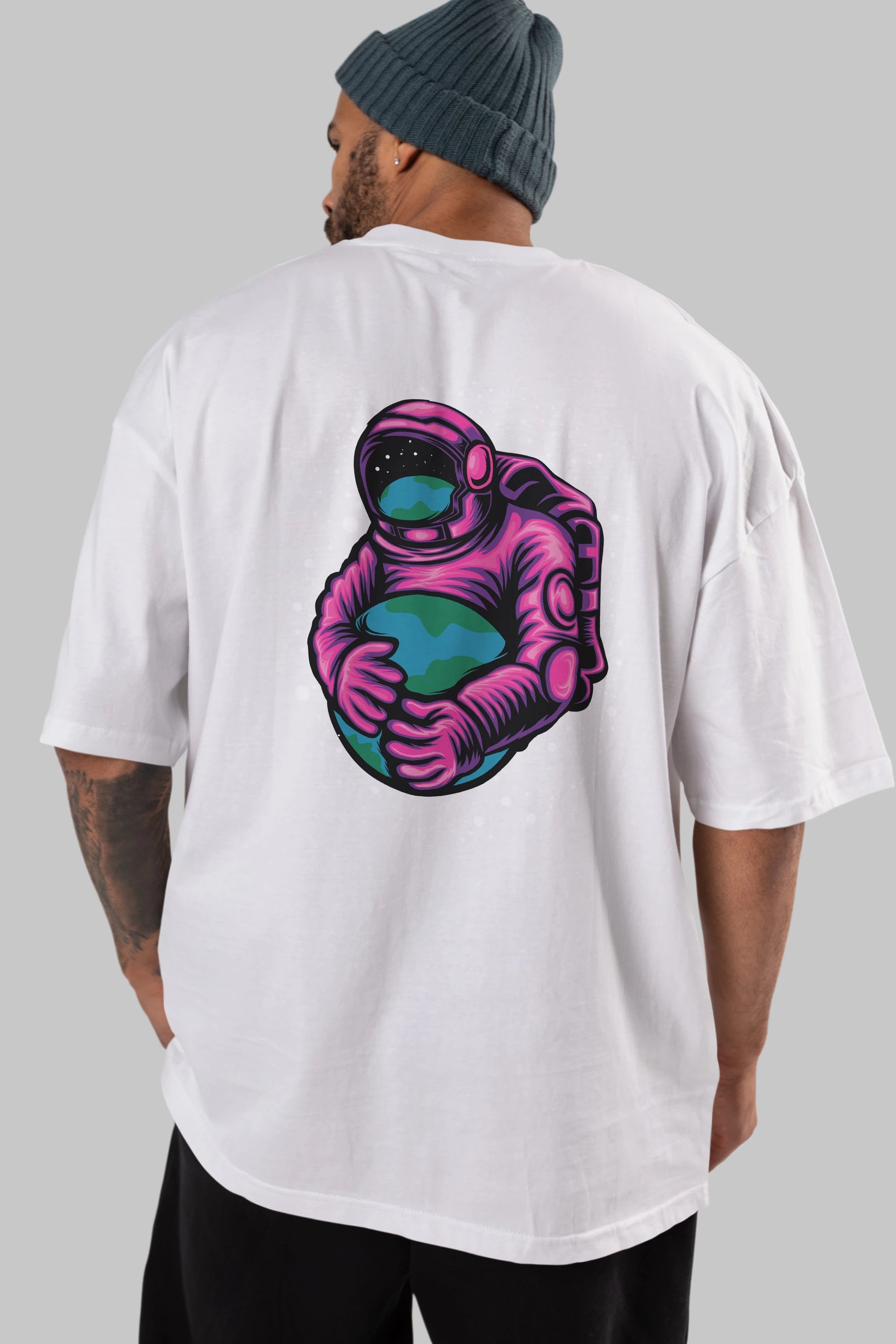 Astronaut Holding Up The Earth Arka Baskılı Oversize t-shirt Erkek Kadın Unisex