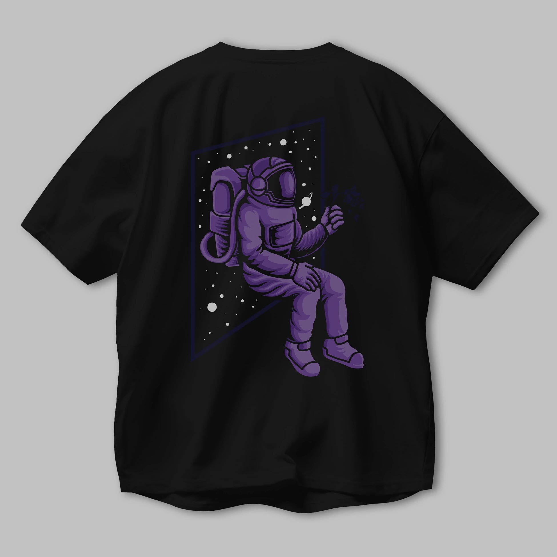 Astronaut holding black rose Arka Baskılı Oversize t-shirt Erkek Kadın Unisex
