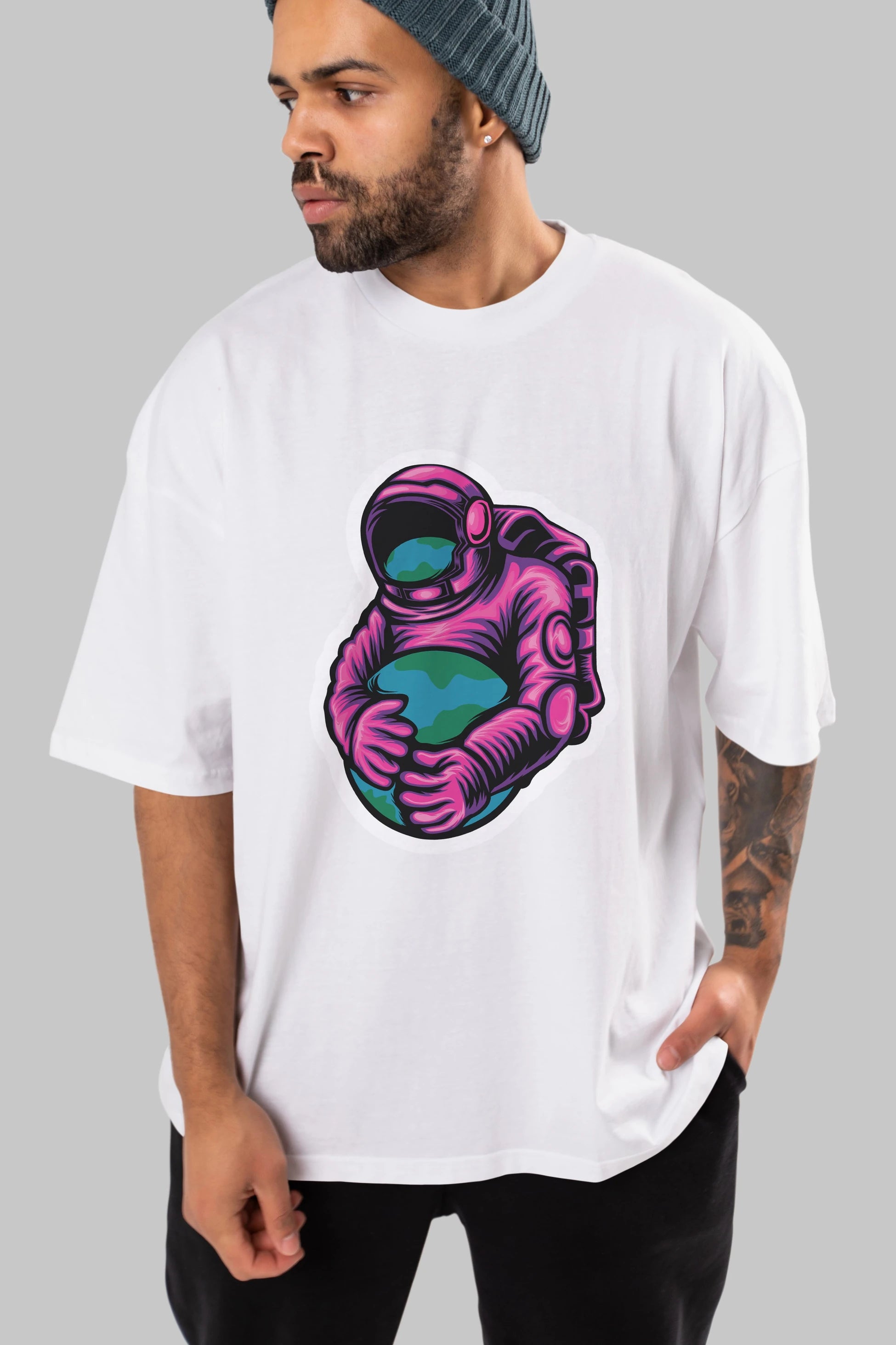 Astronaut Holding Up The Earth Sticker Ön Baskılı Oversize t-shirt Erkek Kadın Unisex
