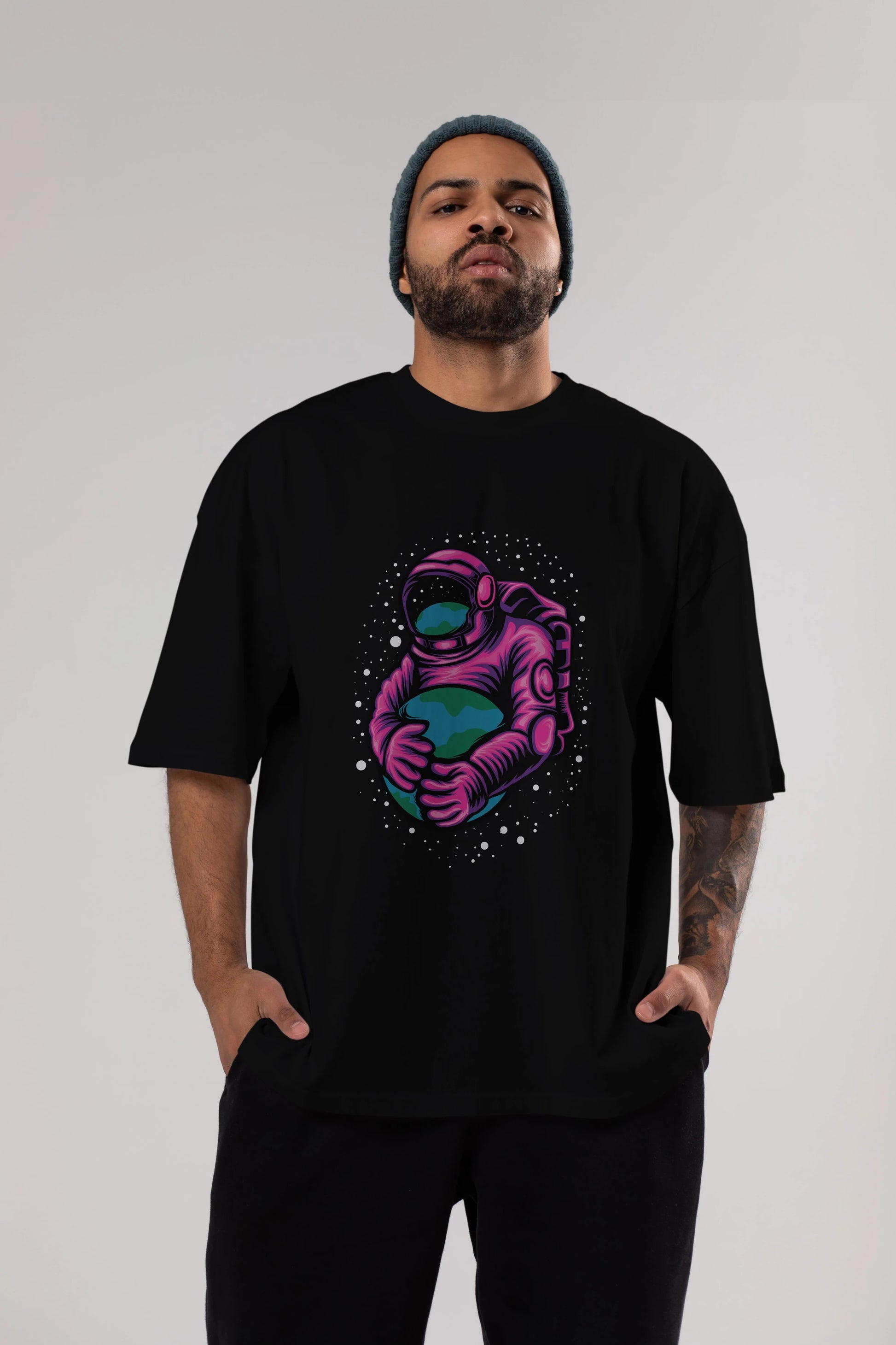 Astronaut Holding Up The Earth Ön Baskılı Oversize t-shirt Erkek Kadın Unisex