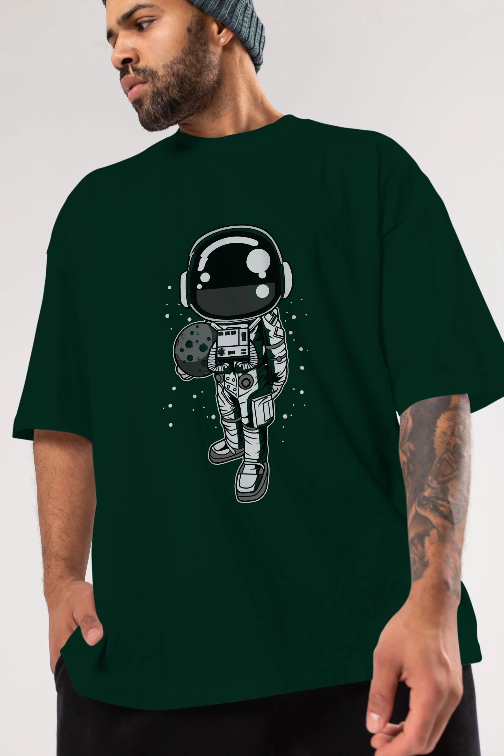 Astronaut Holding The Moon Ön Baskılı Oversize t-shirt Erkek Kadın Unisex
