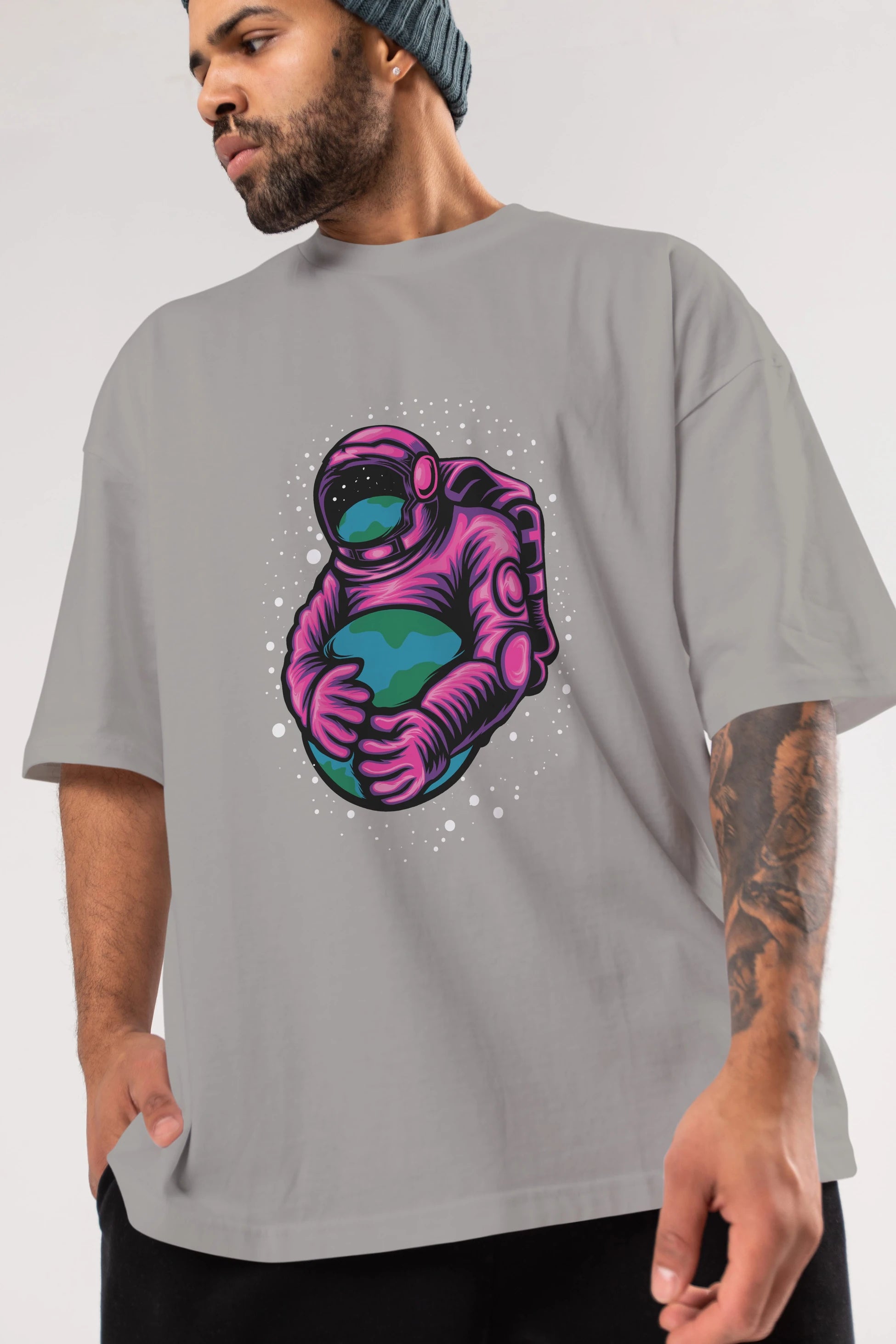 Astronaut Holding Up The Earth Ön Baskılı Oversize t-shirt Erkek Kadın Unisex