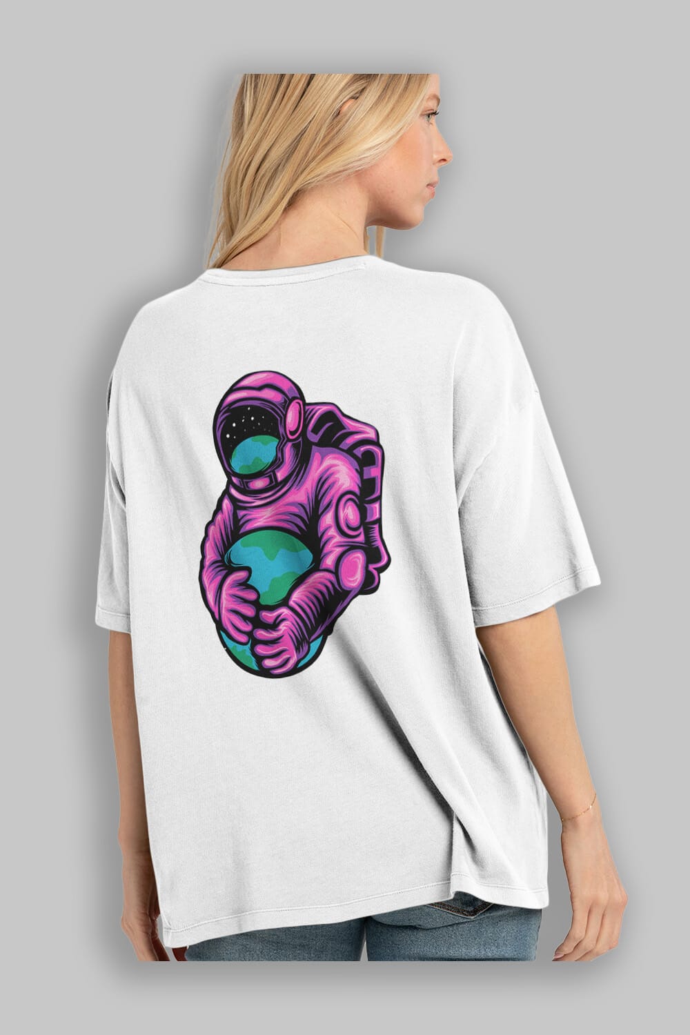 Astronaut Holding Up The Earth Arka Baskılı Oversize t-shirt Erkek Kadın Unisex