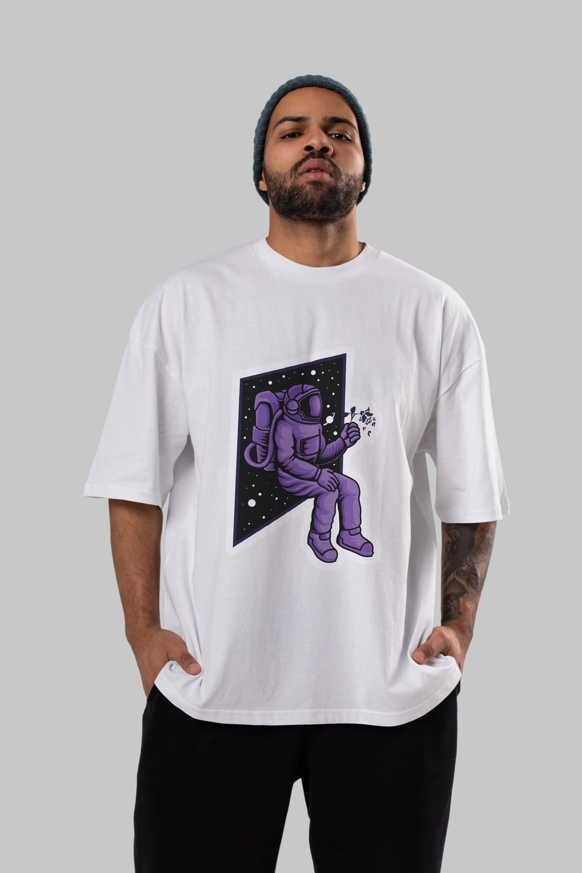 Astronaut holding black rose sticker Ön Baskılı Oversize t-shirt Erkek Kadın Unisex